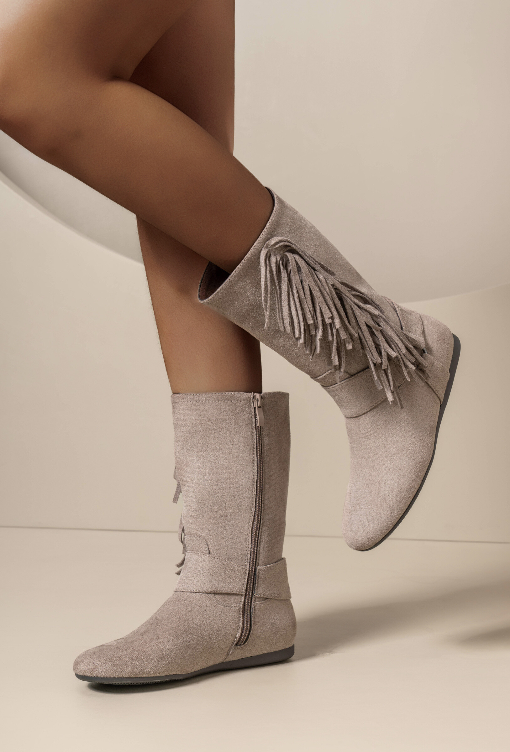 Großhändler TANIA - C'M Paris - Damen Stiefel aus Wildleder mit Fransen und flacher Sohle im Bohème-Stil