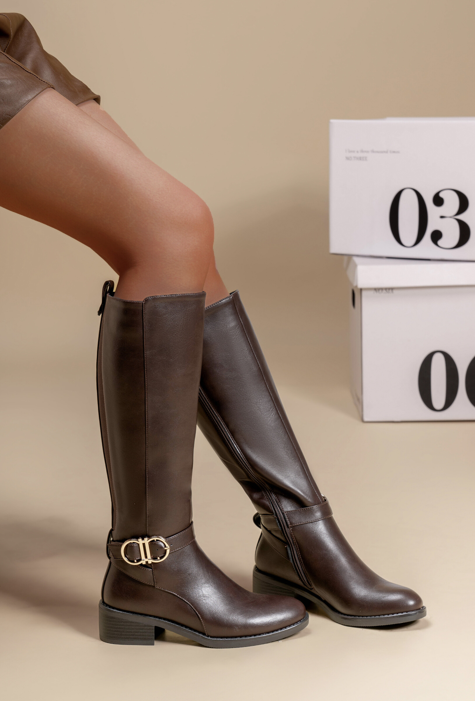 Großhändler TANIA - C'M Paris - Damenstiefel aus Kunstleder mit Schnalldetail und elastischem Rücken im Reitstil