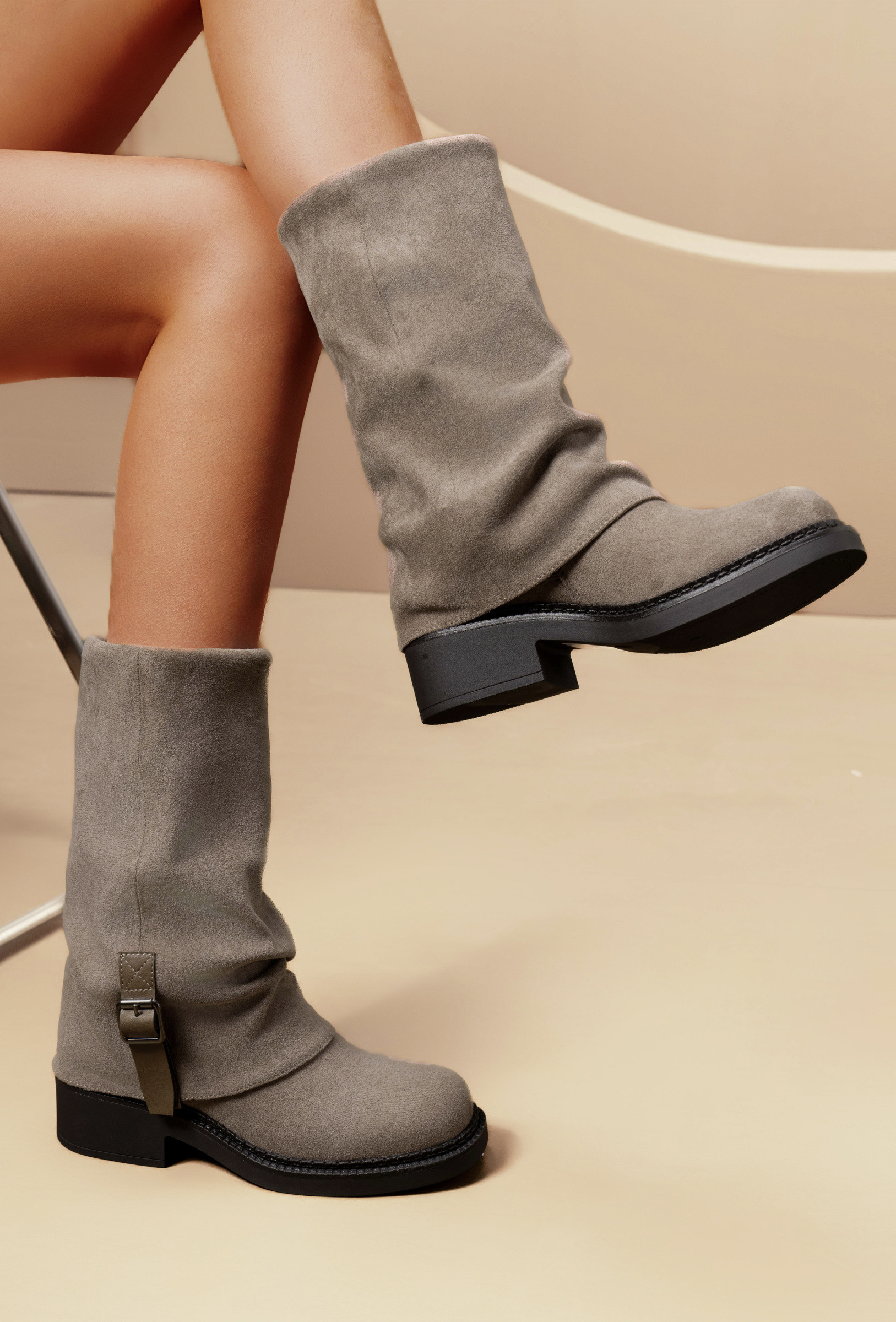 Grossiste TANIA - C'M Paris - Bottes femme mi mollet en suédine à revers bout rond