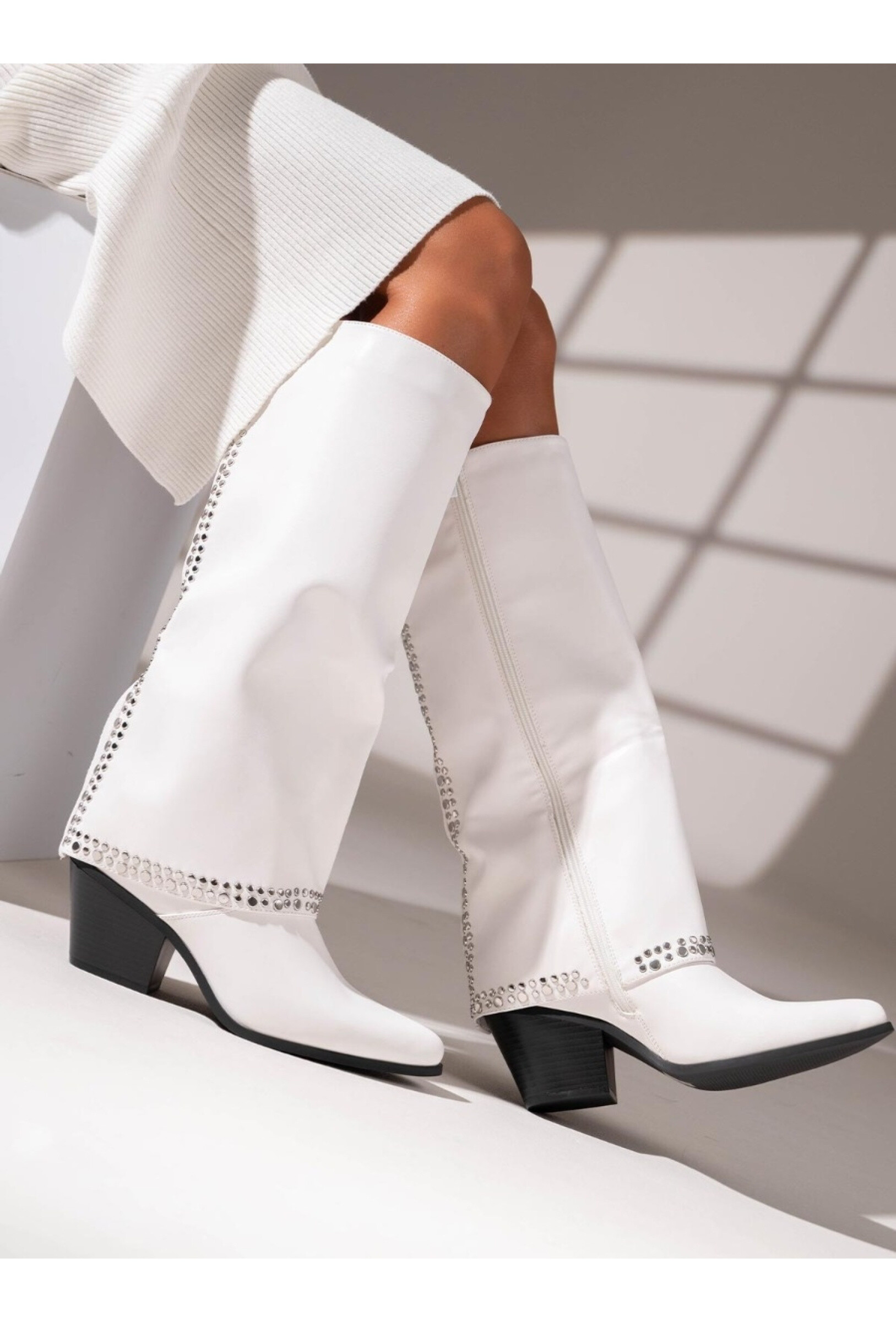Mayorista TANIA - C'M Paris - Botas Adornadas con Tachuelas Metálicas - Tacón Bloque Punta Puntiaguda en Cuero Sintético - Estilo Western