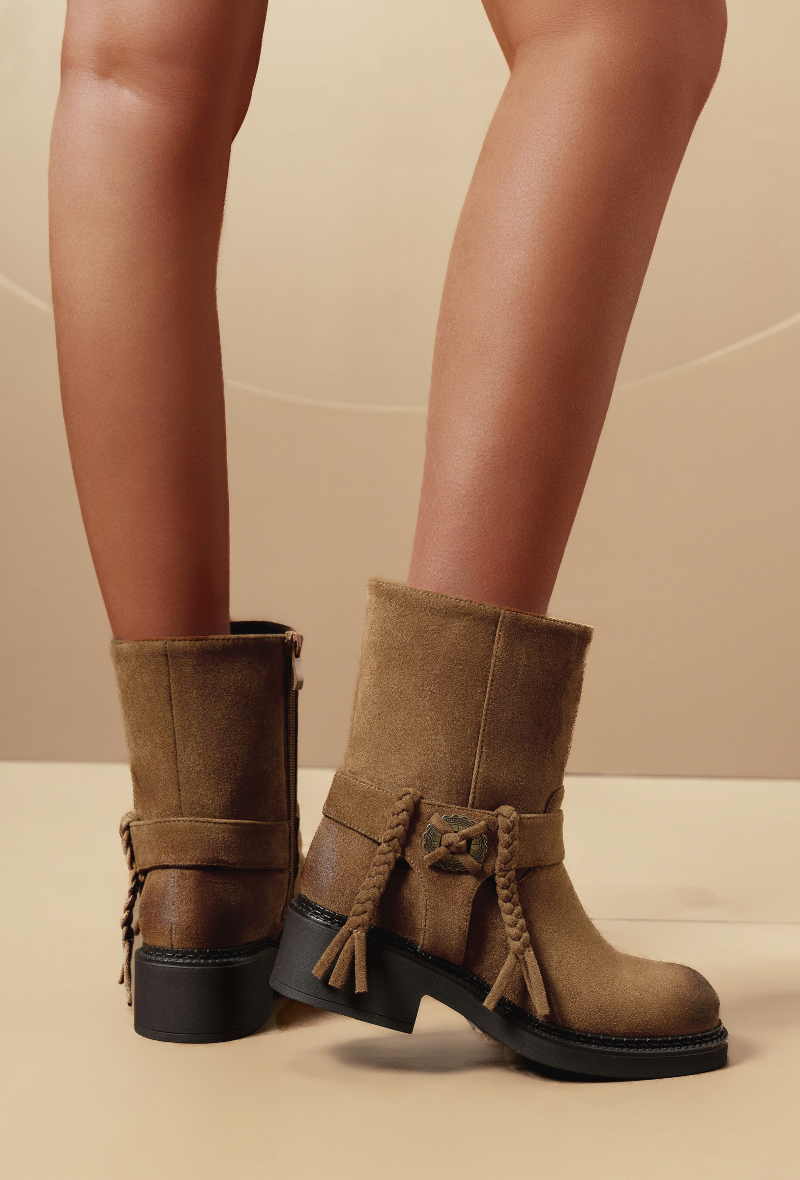 Grossiste TANIA - C'M Paris - Bottines femme en suédine semelle crantée bout rond style biker / motard