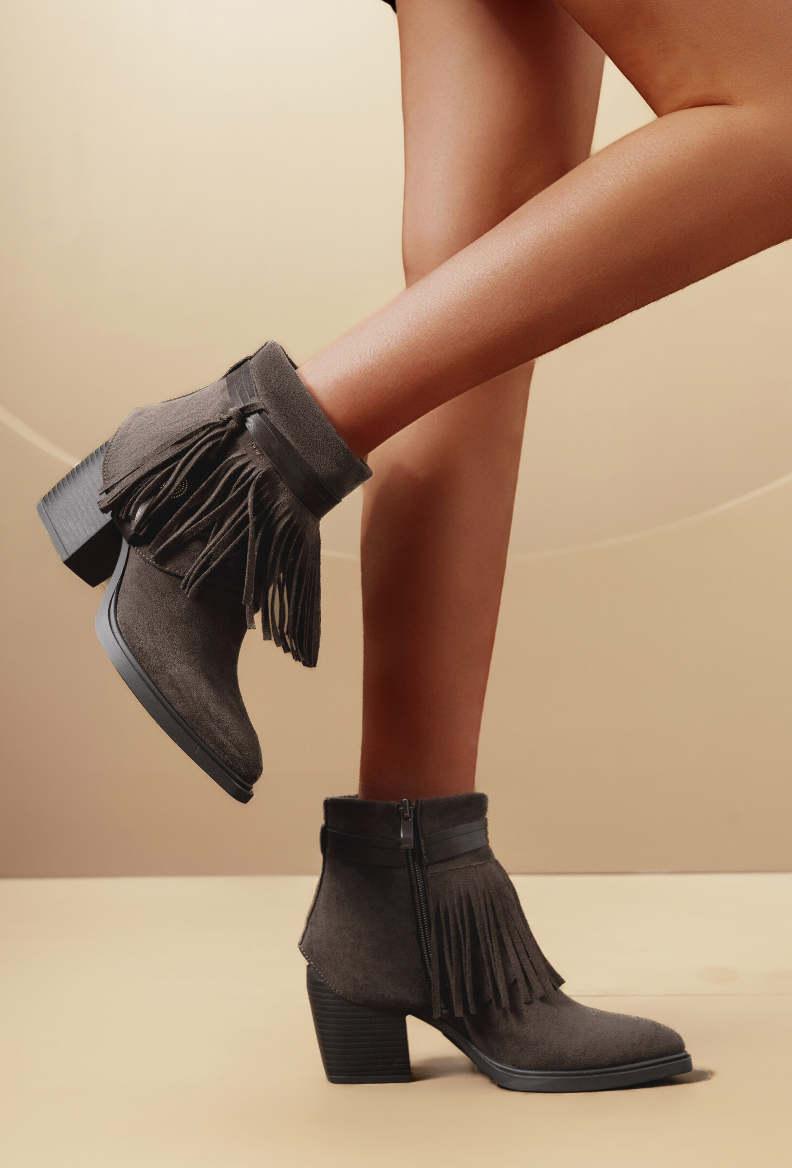 Großhändler TANIA - C'M Paris - Damen Wildleder Stiefeletten mit Fransen, quadratischer Absatz im Bohème-Stil