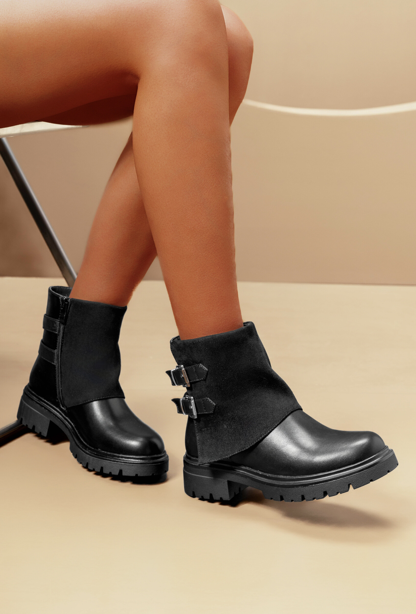 Großhändler TANIA - C'M Paris - Damen Stiefeletten aus Kunstleder mit Wildleder-Umschlag, Profilsohle und Schnalle