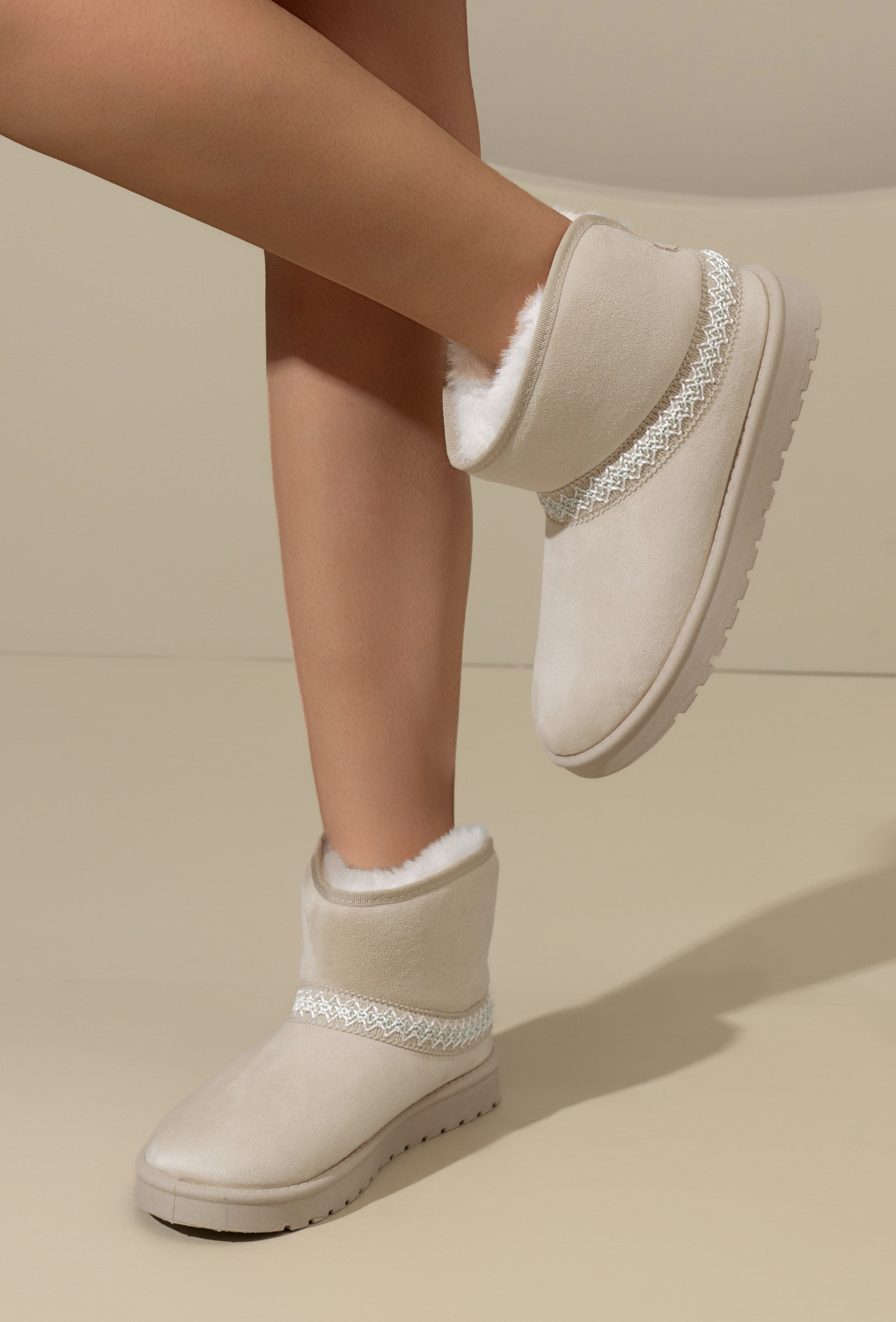 Grossiste TANIA - C'M Paris - Bottines fourrées femme confort hiver avec semelle antidérapante et bande tressée