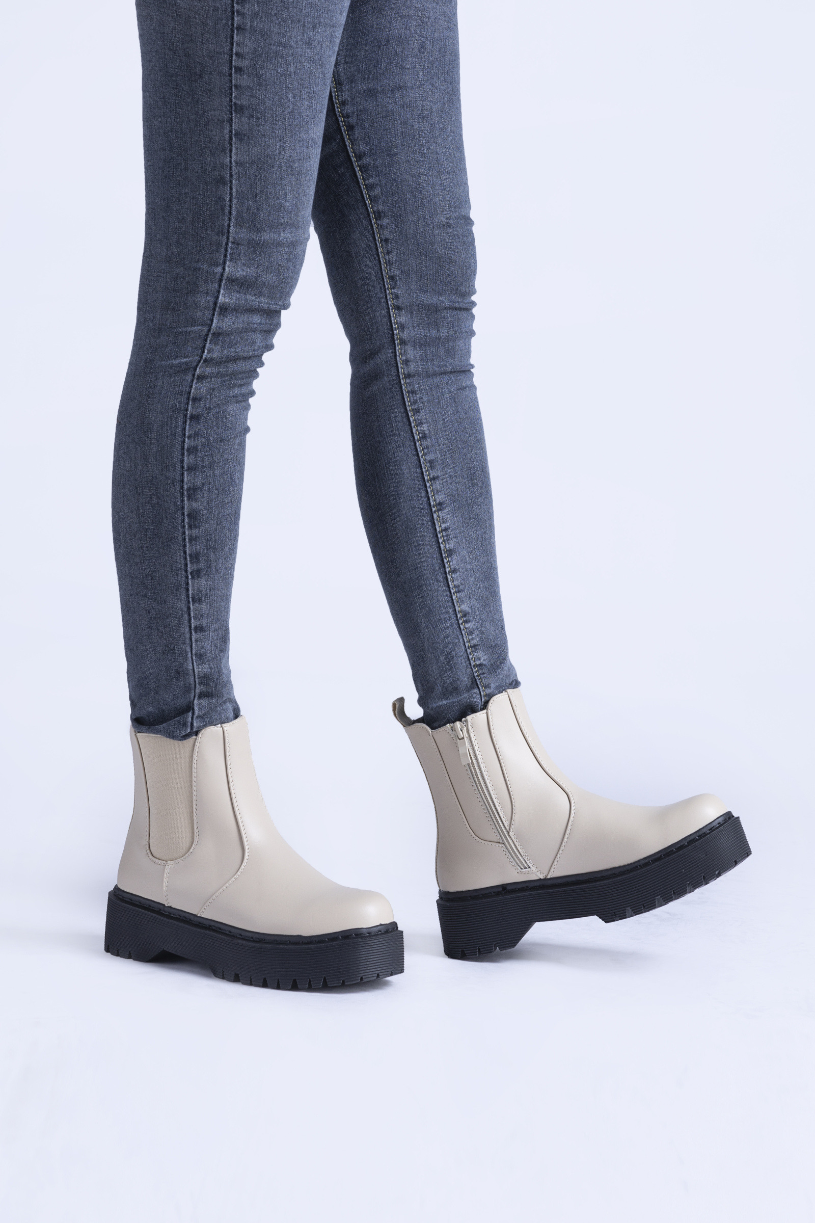 Grossiste TANIA - C'M Paris - Bottines femme à élastique semelle crantée plateforme style rangers