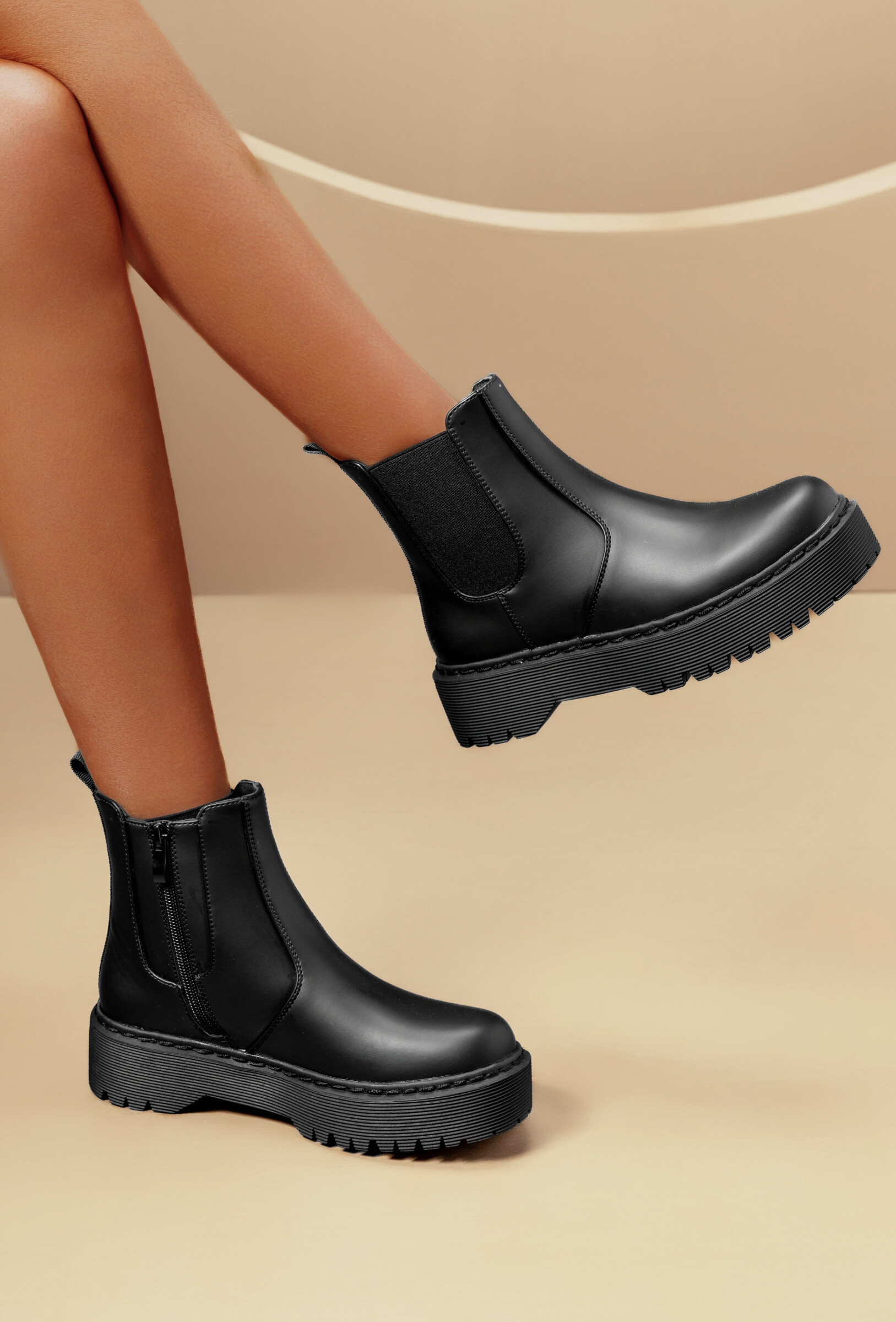 Großhändler TANIA - C'M Paris - Damen Stiefeletten mit elastischem Einsatz, profilierte Plateausohle im Ranger-Stil