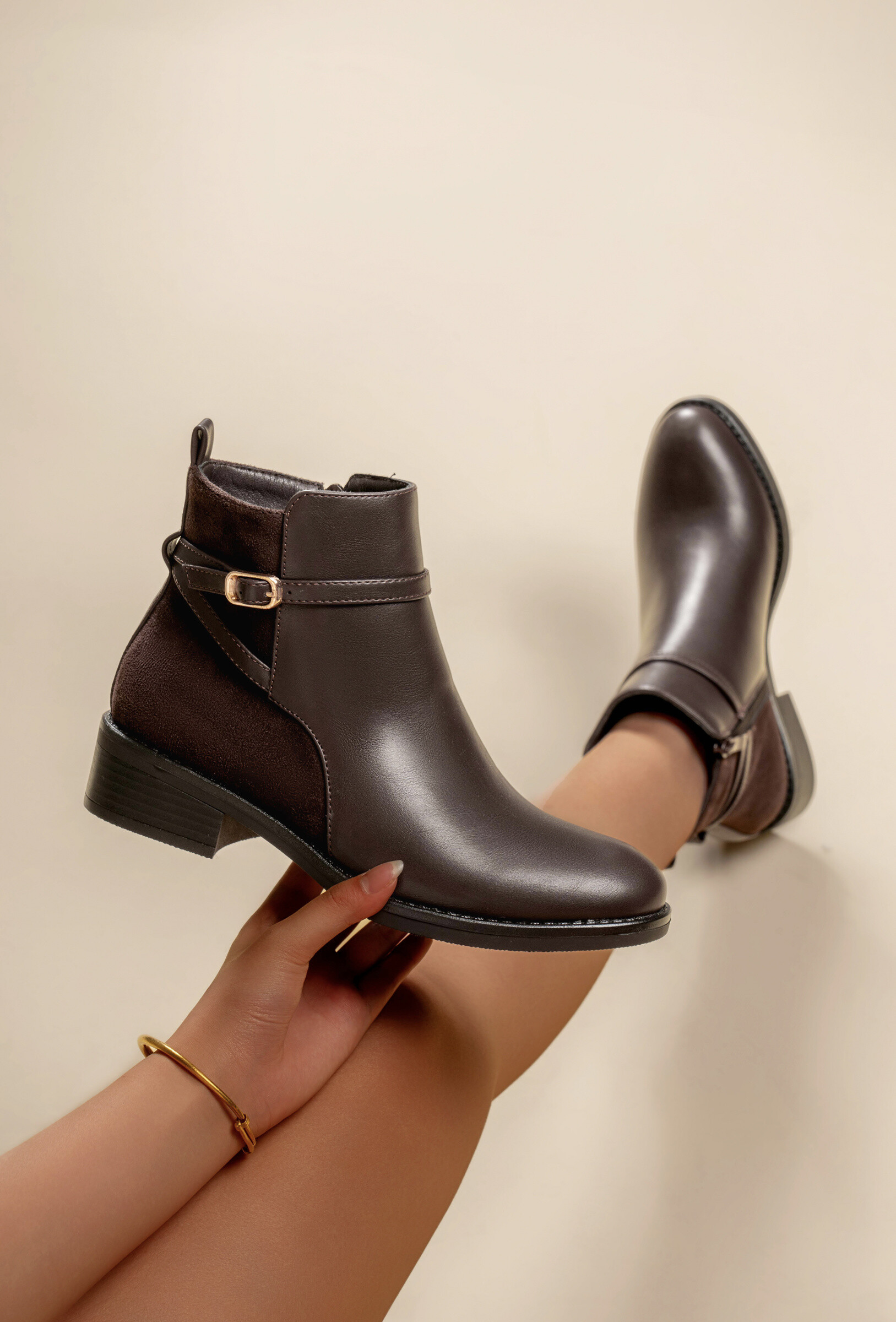 Großhändler TANIA - C'M Paris - Flache Damenstiefeletten aus zweifarbiger Kunstleder / Wildleder mit runder Spitze