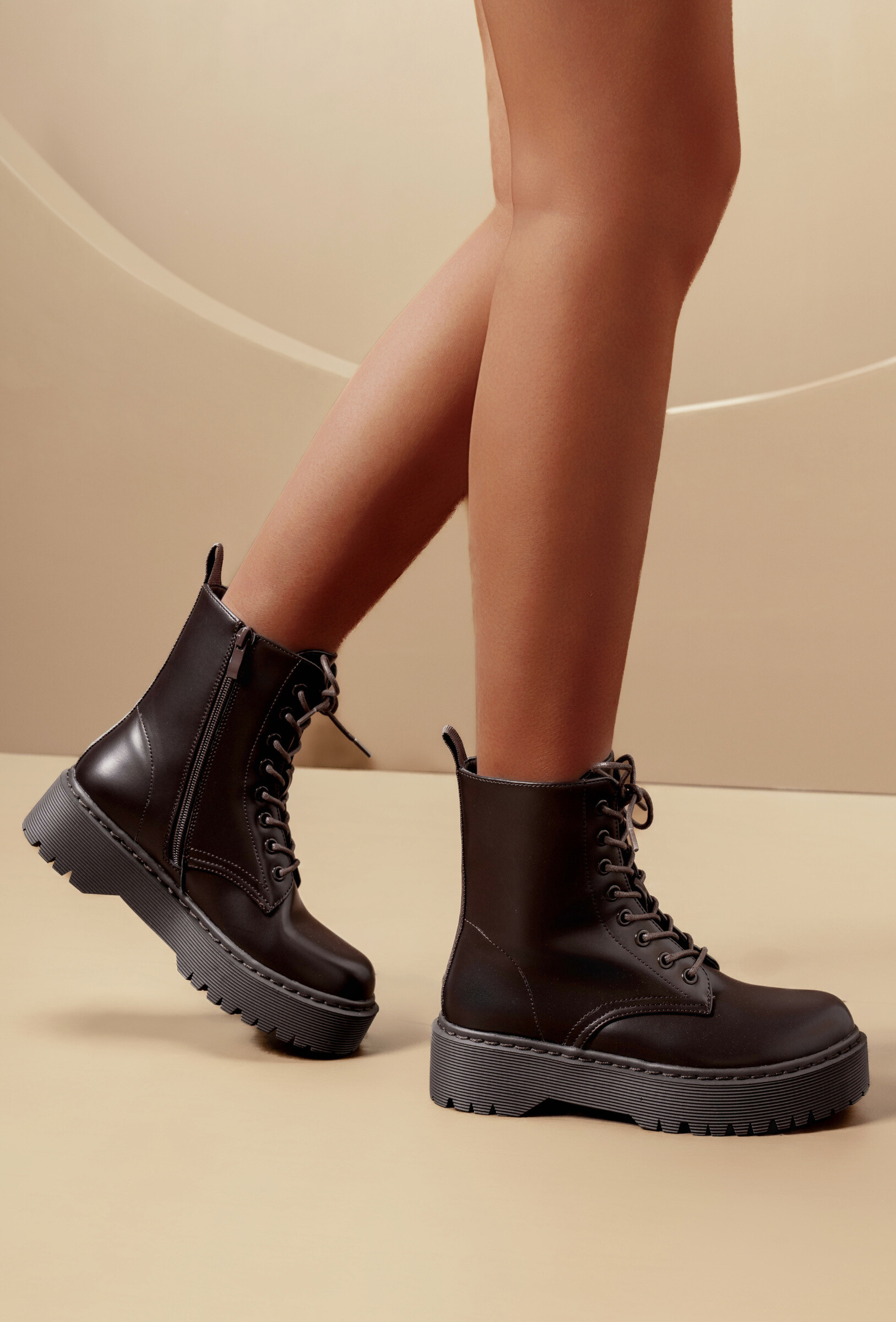 Großhändler TANIA - C'M Paris - Damen Schnürstiefel mit profilierte Sohle und Plateau im Ranger-Stil