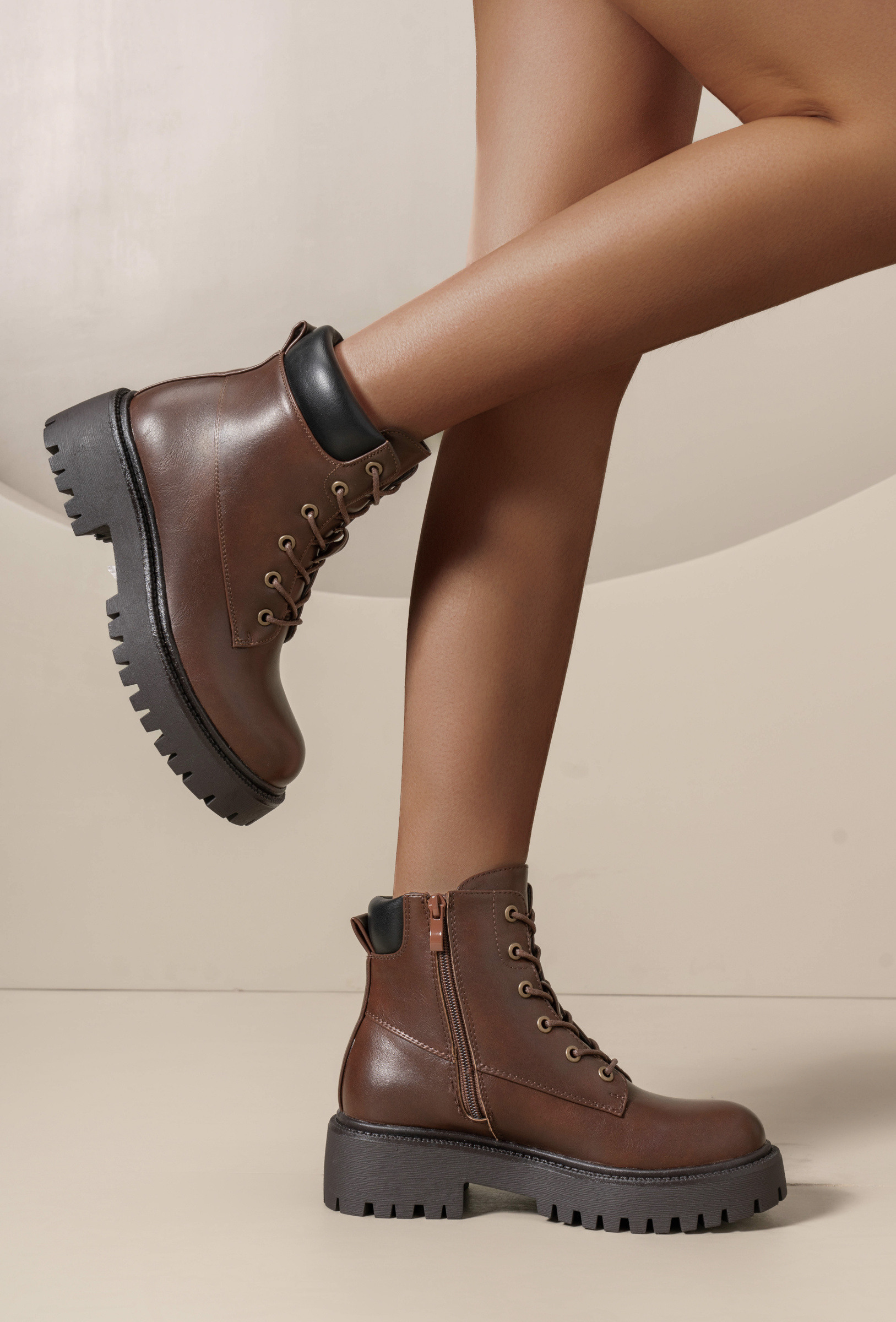 Grossiste TANIA - C'M Paris - Bottines femme à lacet semelle crantée