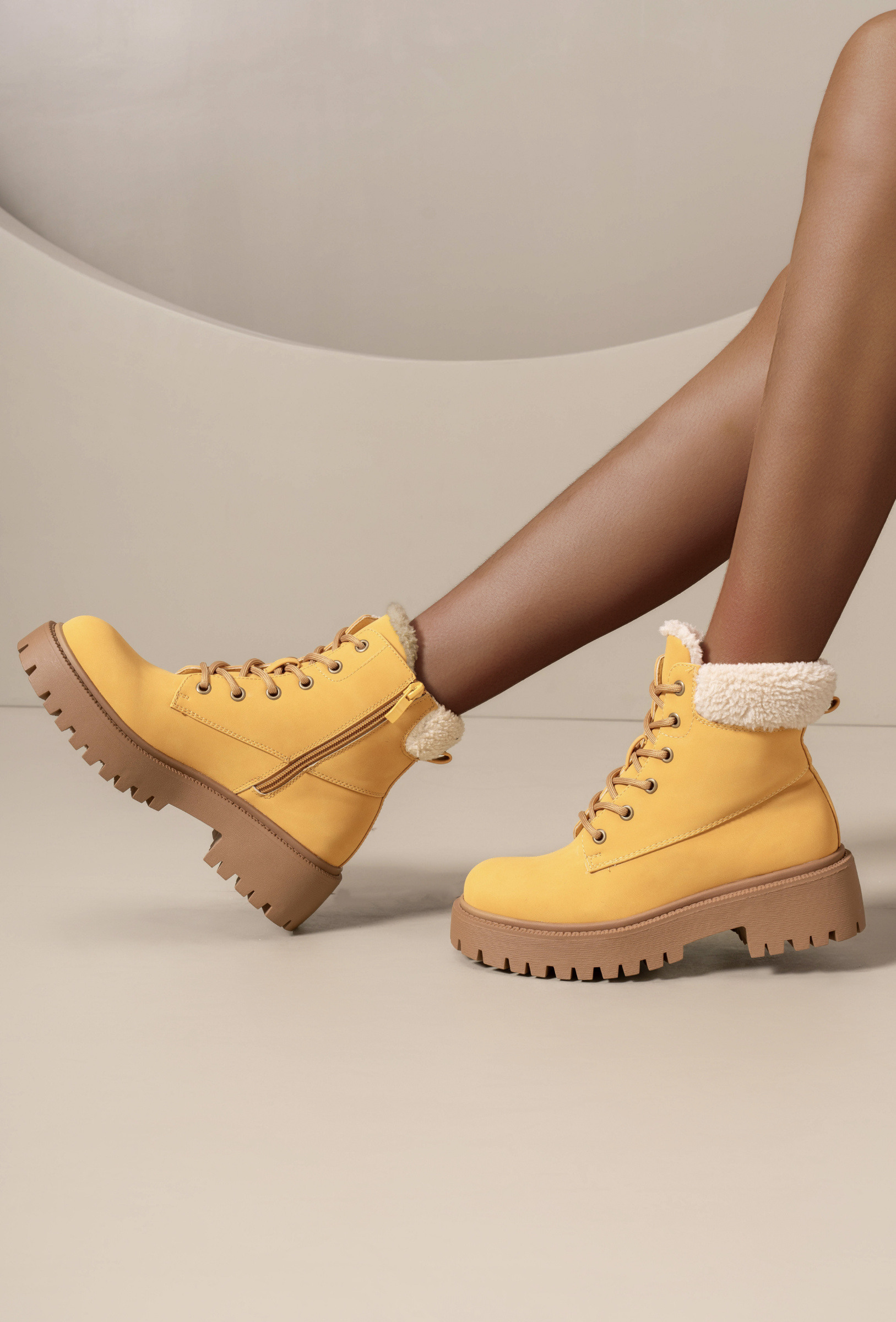 Grossiste TANIA - C'M Paris - Bottines femme à lacet fausse fourrure retournée