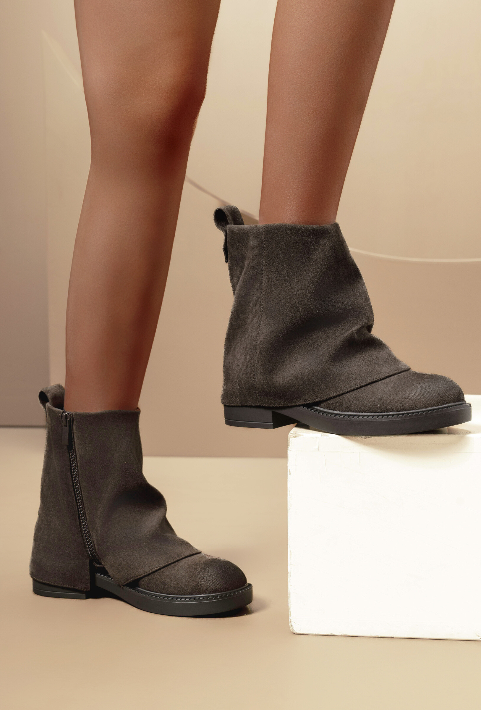 Großhändler TANIA - C'M Paris - Damen Stiefeletten aus Wildlederimitat mit umgeschlagenem Schaft, geriffelter Sohle und runder Zehenpartie
