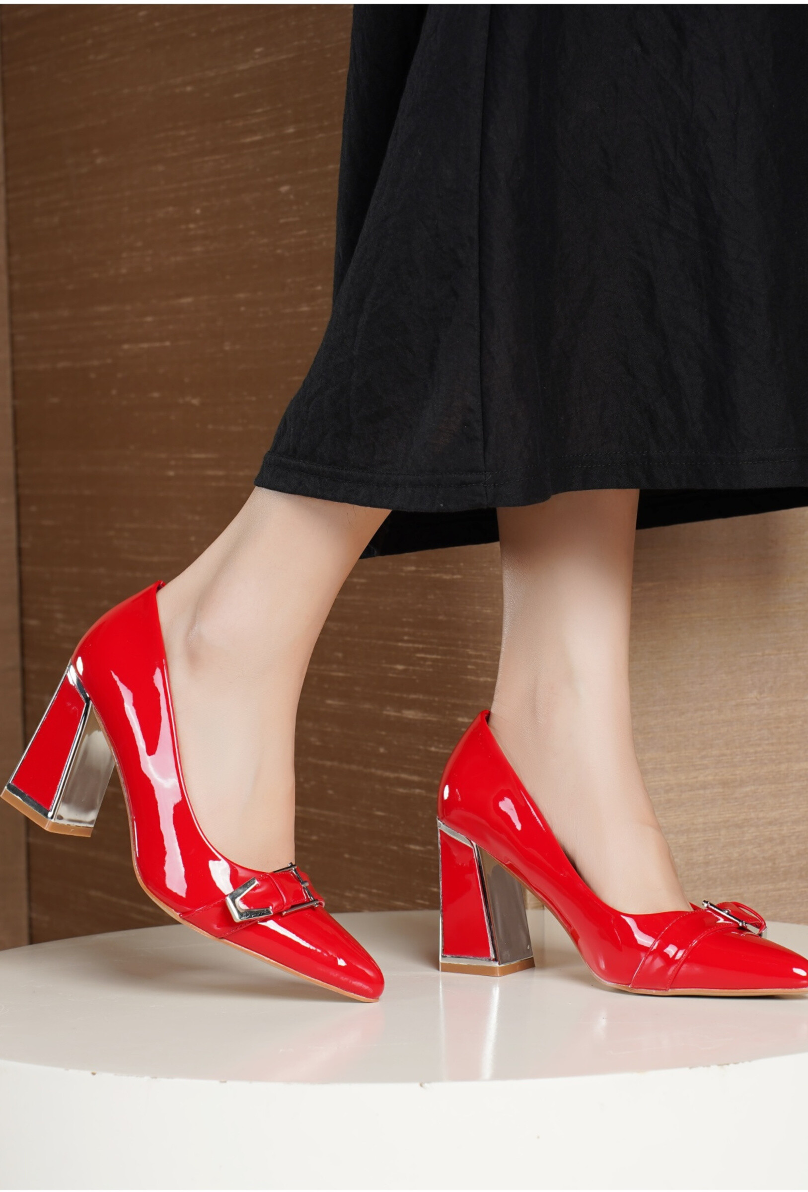 Wholesaler TANIA - C'M Paris - POINTED TOE PUMPS WITH DECORATIVE BUCKLE