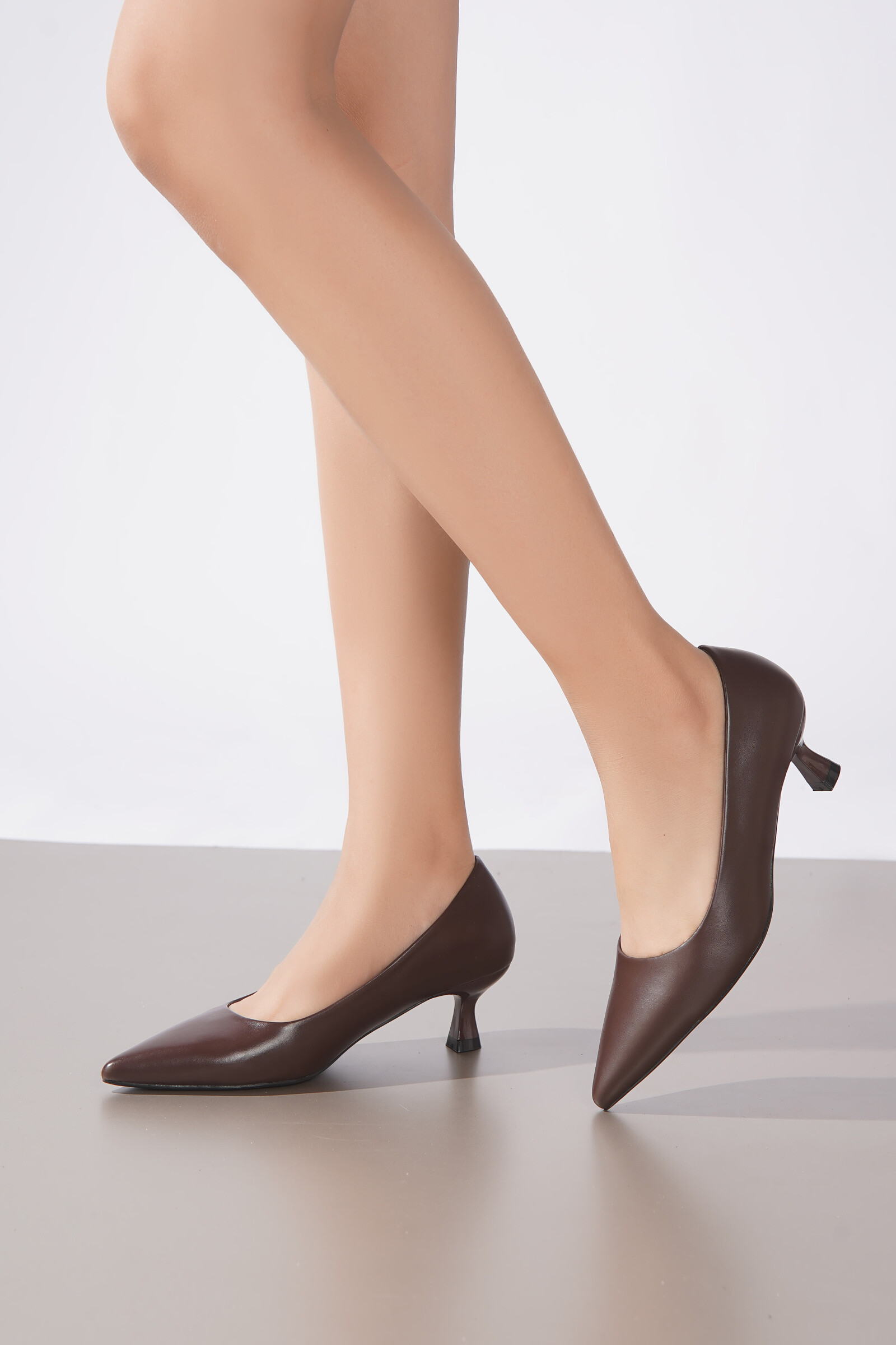 Grossiste TANIA - C'M Paris - Escarpins petit talon femme en simili bout pointu