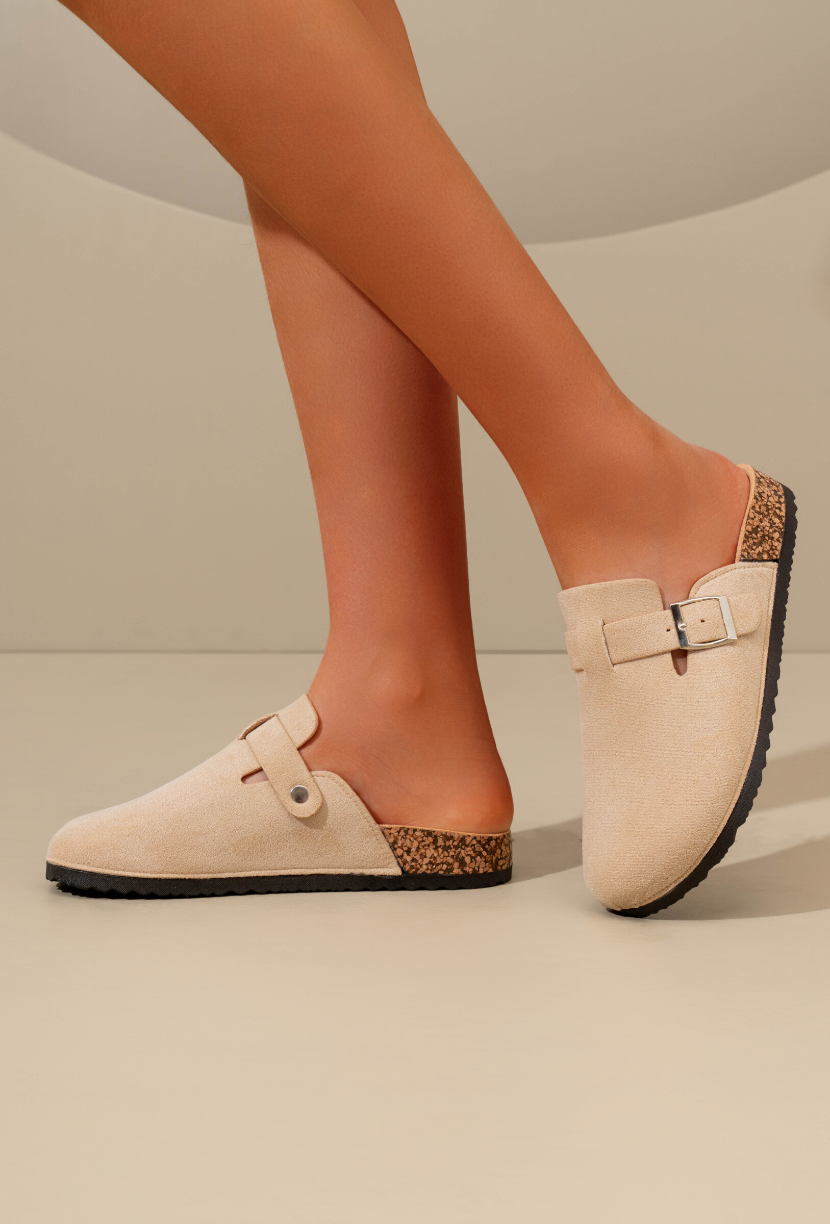 Großhändler TANIA - C'M Paris - Wildlederclogs mit Schnalle