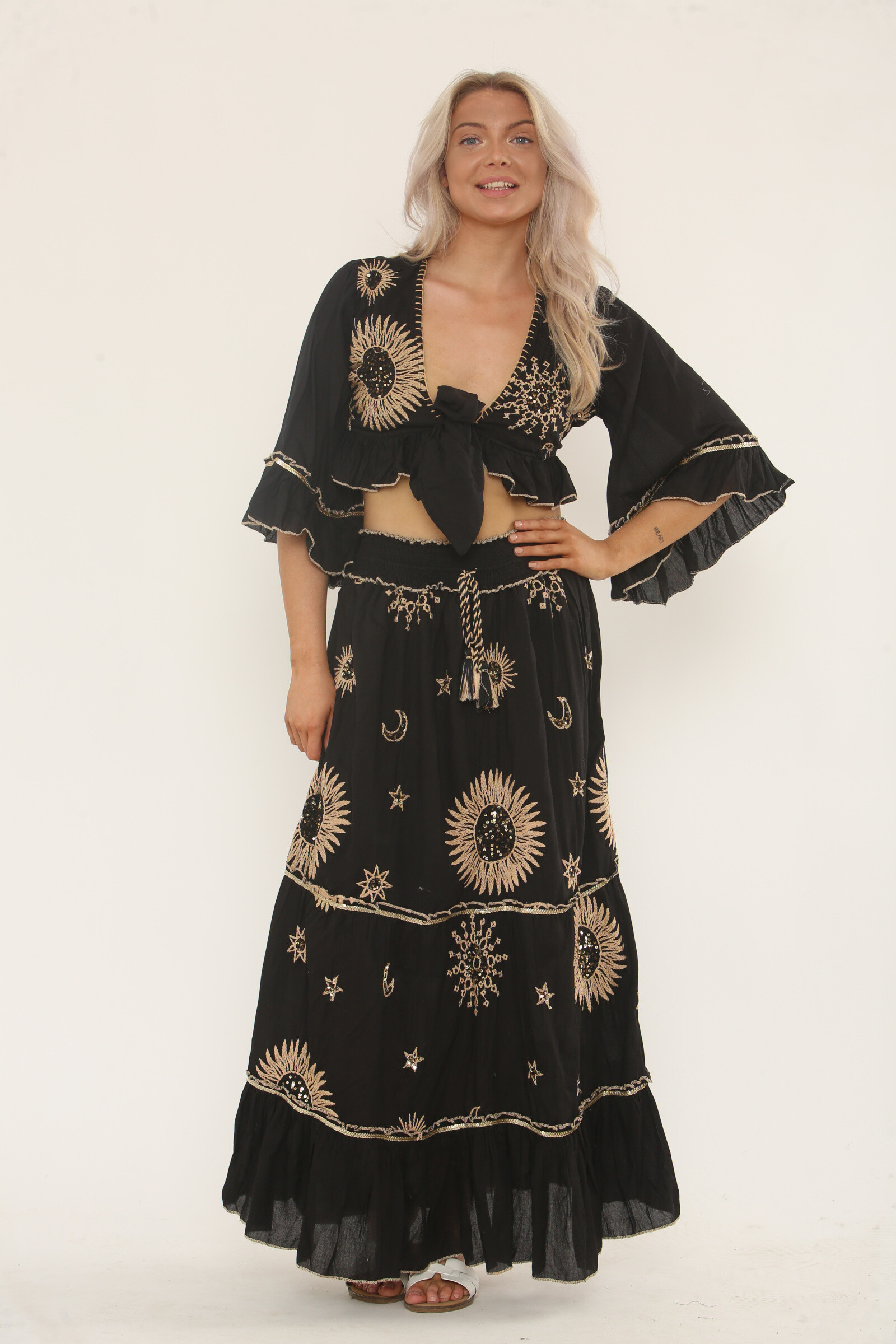 Grossiste TANISHA - Ensemble bohème 2 pièces en 100 % coton Astro Chic – Top noué manches papillon & jupe longue brodée de soleils, lunes et étoiles – Réf. 2006
