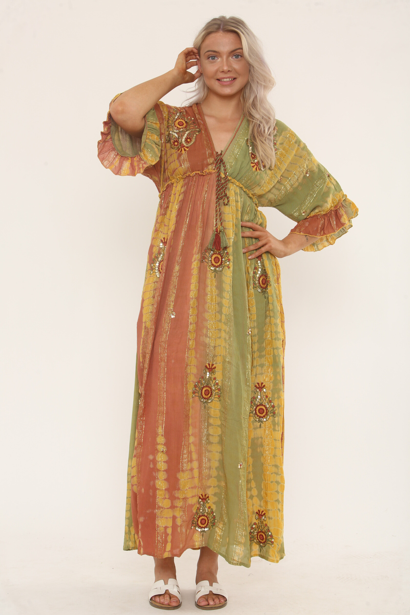 Grossiste TANISHA - Robe longue bohème tie & dye brodée – Multicolore ocre/vert – 100% Coton  – Réf. A02-52I