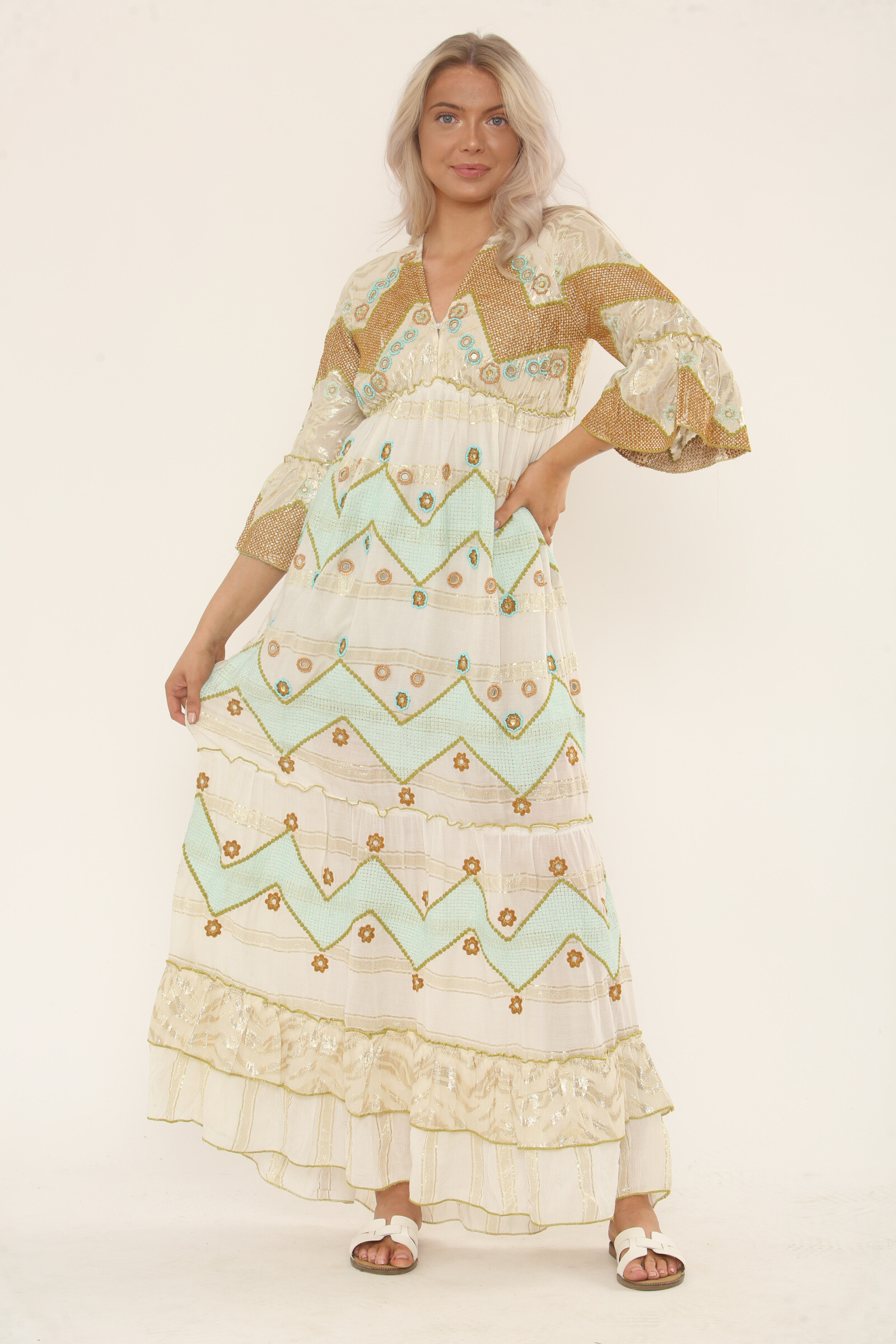 Grossiste TANISHA - Robe longue bohème brodée en viscose – Motifs géométriques pastel et sequins dorés, manches évasées et coupe fluide – Ref ASK-011I