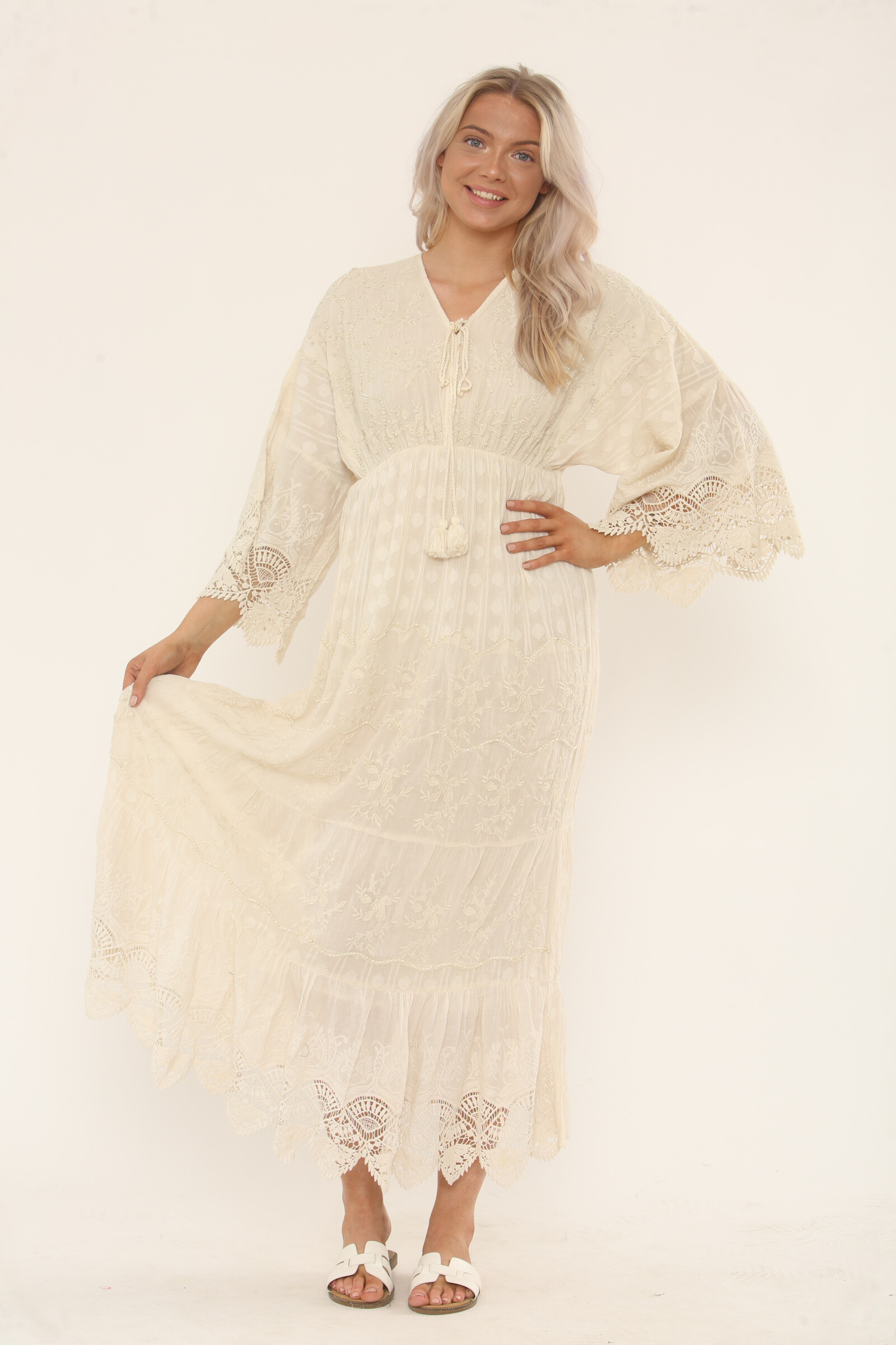 Grossiste TANISHA - Robe longue bohème écrue en broderie florale et dentelle ajourée – Élégance romantique chic 100 % coton – Ref. SK-062