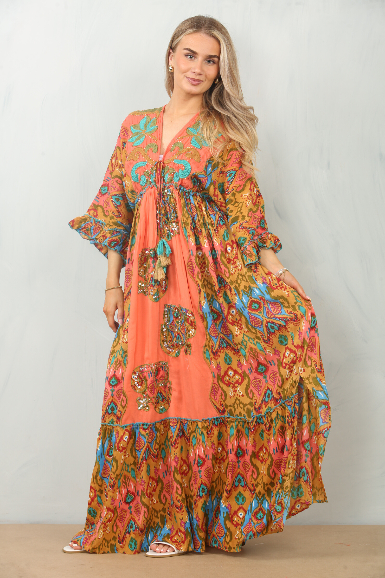 Grossiste TANISHA - Robe longue ethnique à sequins Charme bohème aux couleurs éclatantes- T02-166
