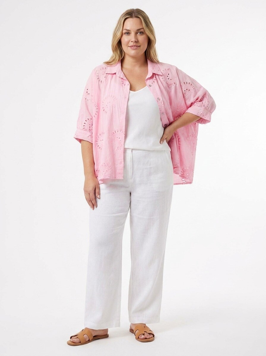 Mayorista TDI FASHION - Camisa blanca oversize de mujer con botones y bordado tono sobre tono