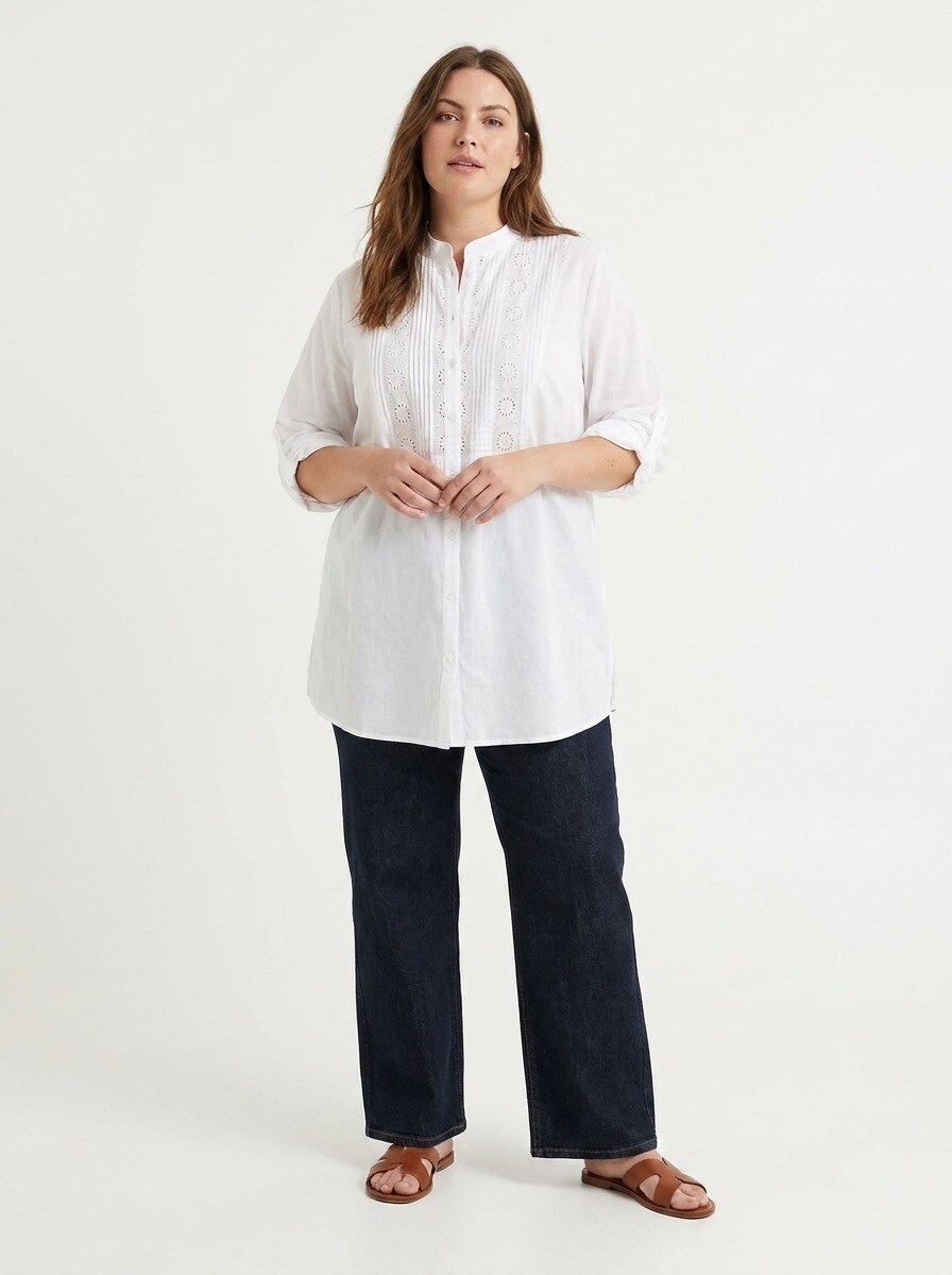 Mayorista TDI FASHION - Camisa blanca de mujer con cuello mao, bordado calado y manga 3/4
