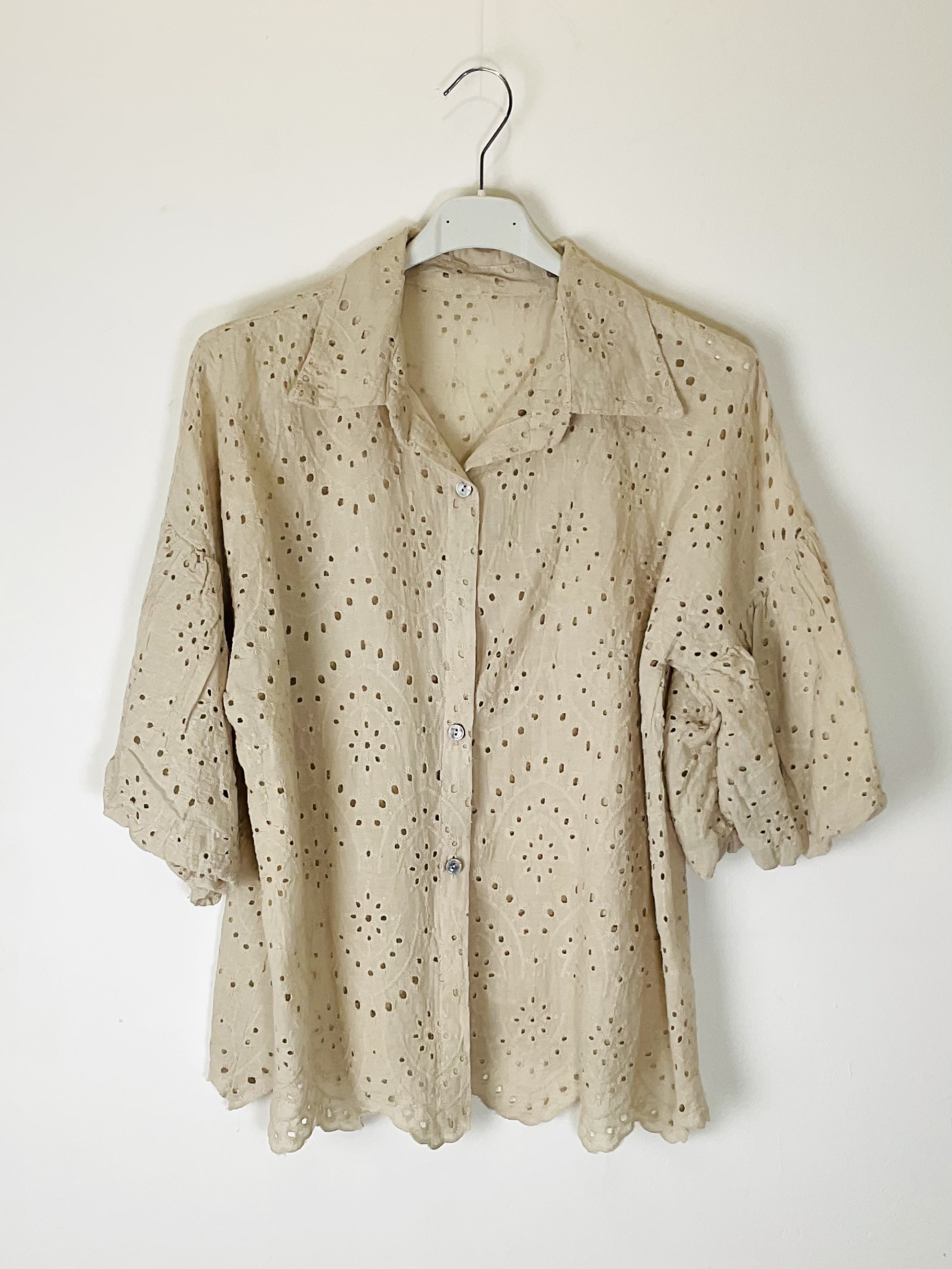 Wholesaler TDI FASHION - Women's beige eyelet lace blouse with buttons and 3/4 sleeves