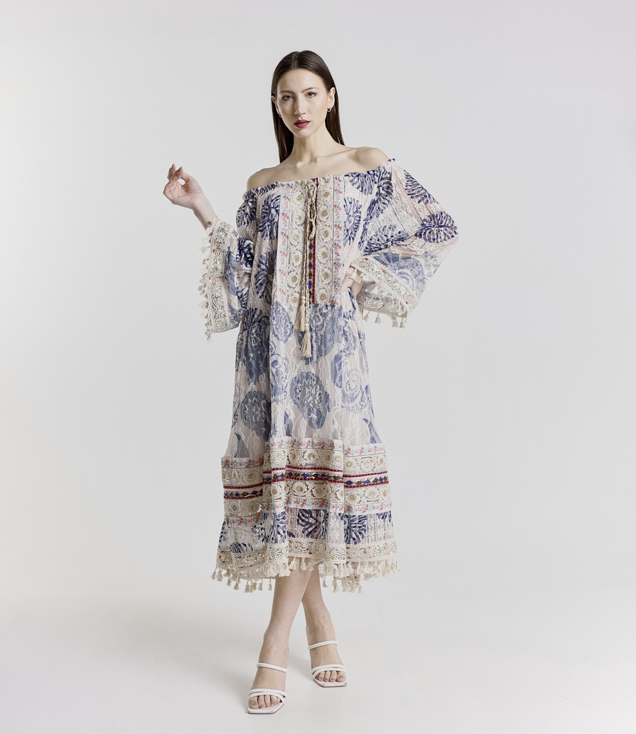 Grossista TDI FASHION - Abito midi boho in pizzo con stampa decorativa, maniche 3/4 e laccetto con nappine
