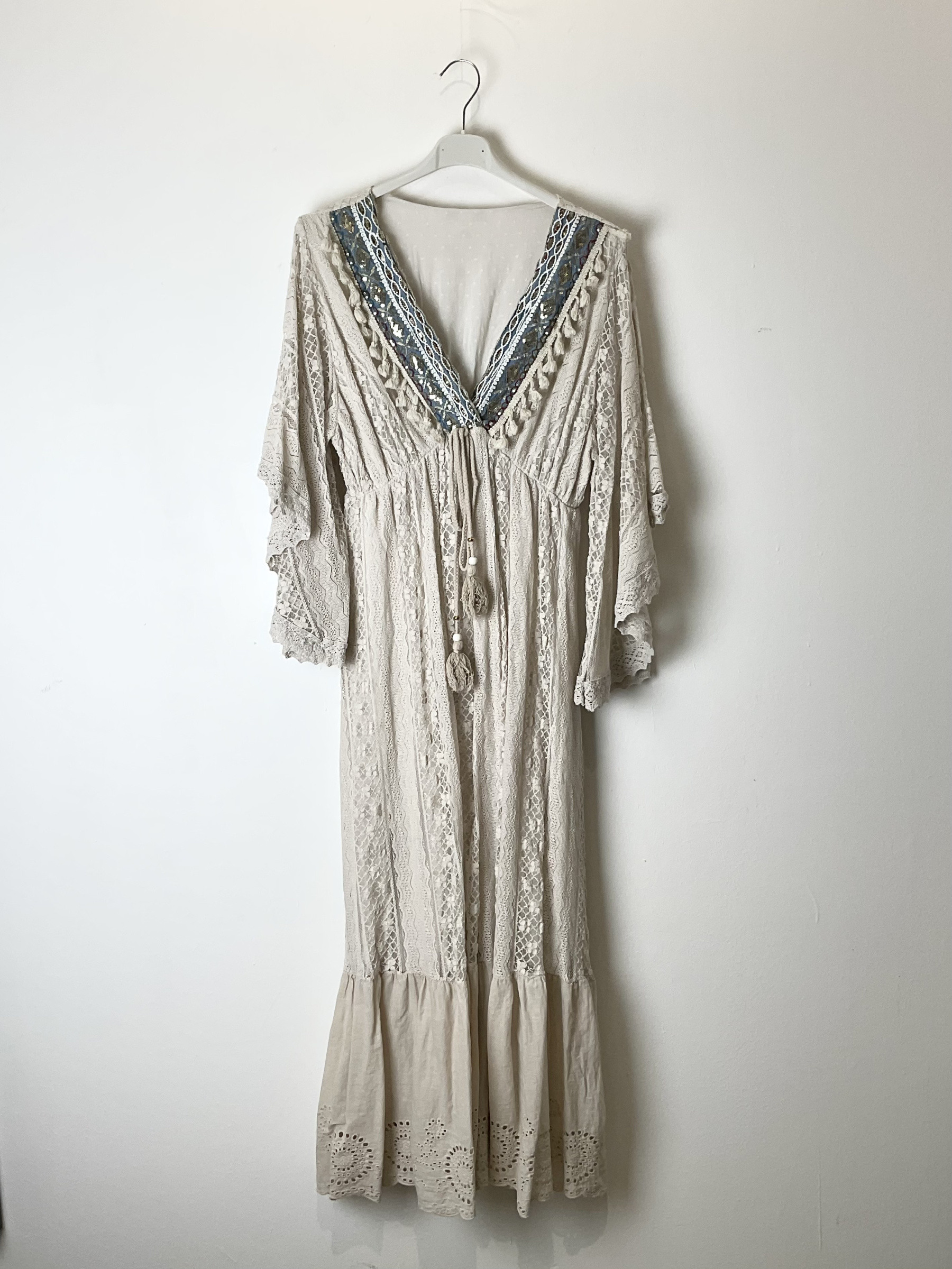 Grossista TDI FASHION - Abito lungo boho in pizzo con scollo a V e laccetto con nappine