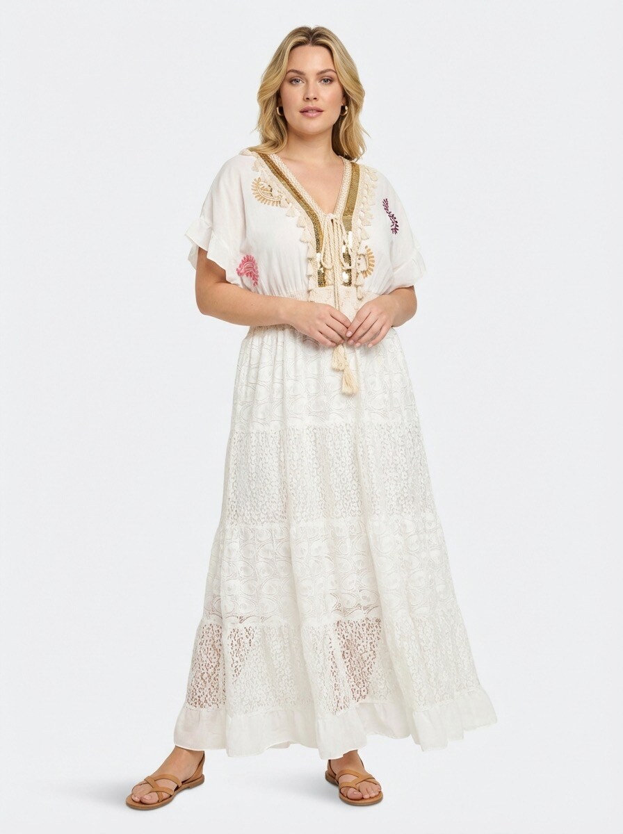 Grossista TDI FASHION - Abito lungo boho ricamato con scollo a V, inserti in pizzo e laccetto con nappine