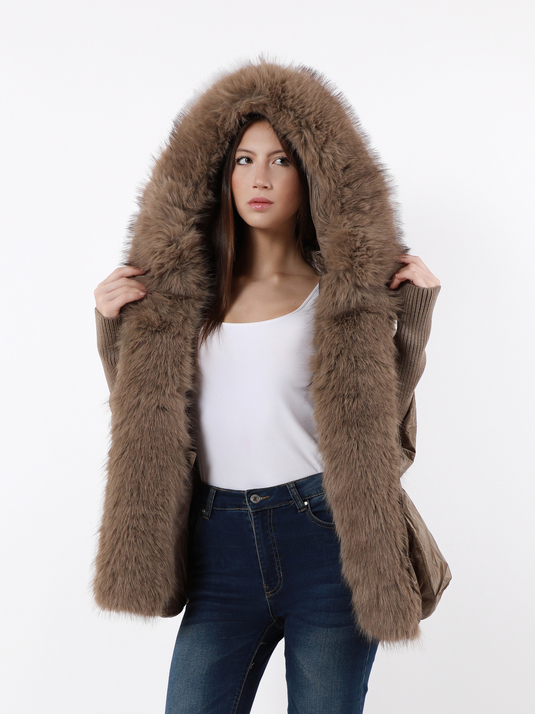 Grossiste TDI FASHION - Doudoune Femme avec Maxi Bordure en Fourrure et Manches 3/4 en Maille – Taupe