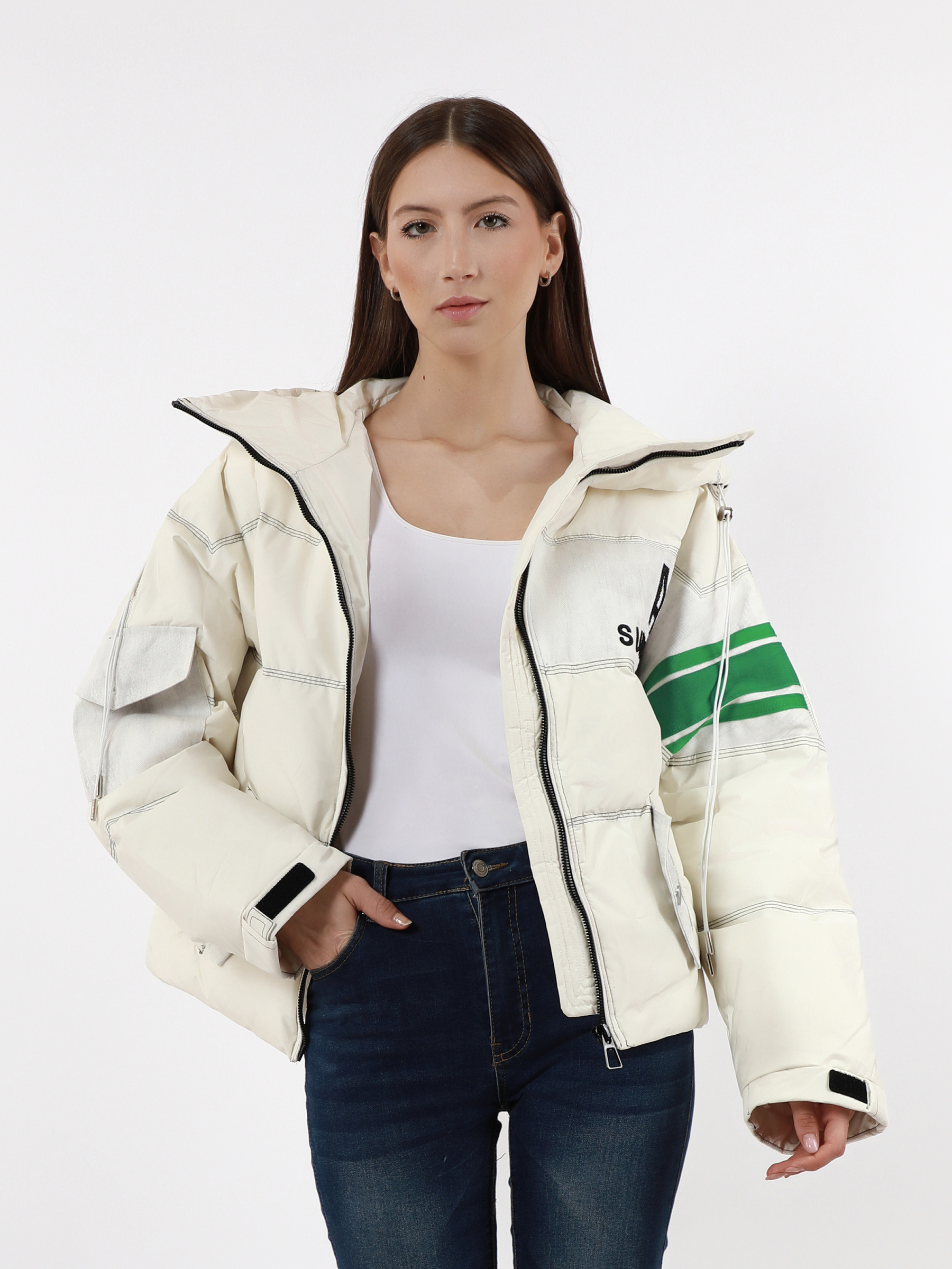 Wholesaler TDI FASHION - Women's sporty short puffer jacket with hood, contrasting details and zip – cream white padded winter jacket