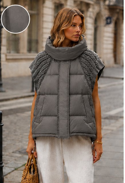 Grossiste TDI FASHION - Gilet Doudoune Femme Oversize avec Épaules en Maille Torsadée – Col Montant Rembourré Grossiste TDI FASHION - Gilet Doudoune Femme Oversize avec Épaules en Maille Torsadée – Col Montant Rembourré