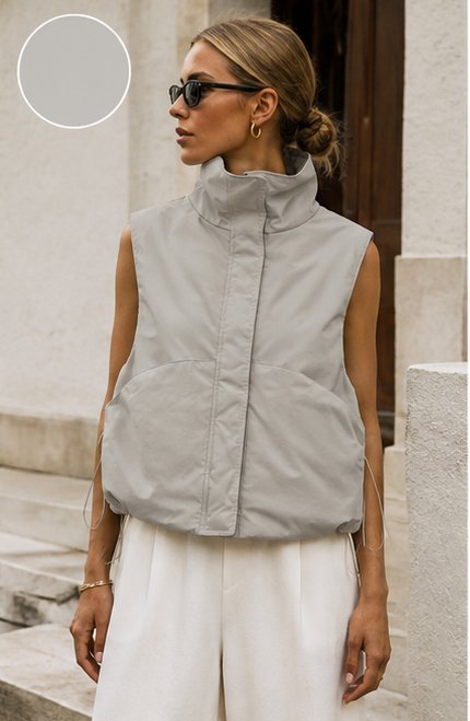 Grossiste TDI FASHION - Gilet Femme Oversize avec Col Montant – Sans Manches Matelassé avec Cordon de Serrage Latéral Grossiste TDI FASHION - Gilet Femme Oversize avec Col Montant – Sans Manches Matelassé avec Cordon de Serrage Latéral
