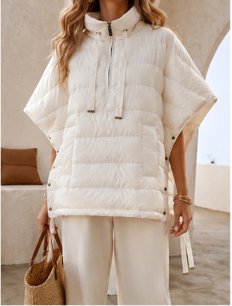 Grossiste TDI FASHION - Poncho Doudoune Femme Oversize avec Capuche – Cape Matelassée avec Poches et Boutons Latéraux Grossiste TDI FASHION - Poncho Doudoune Femme Oversize avec Capuche – Cape Matelassée avec Poches et Boutons Latéraux