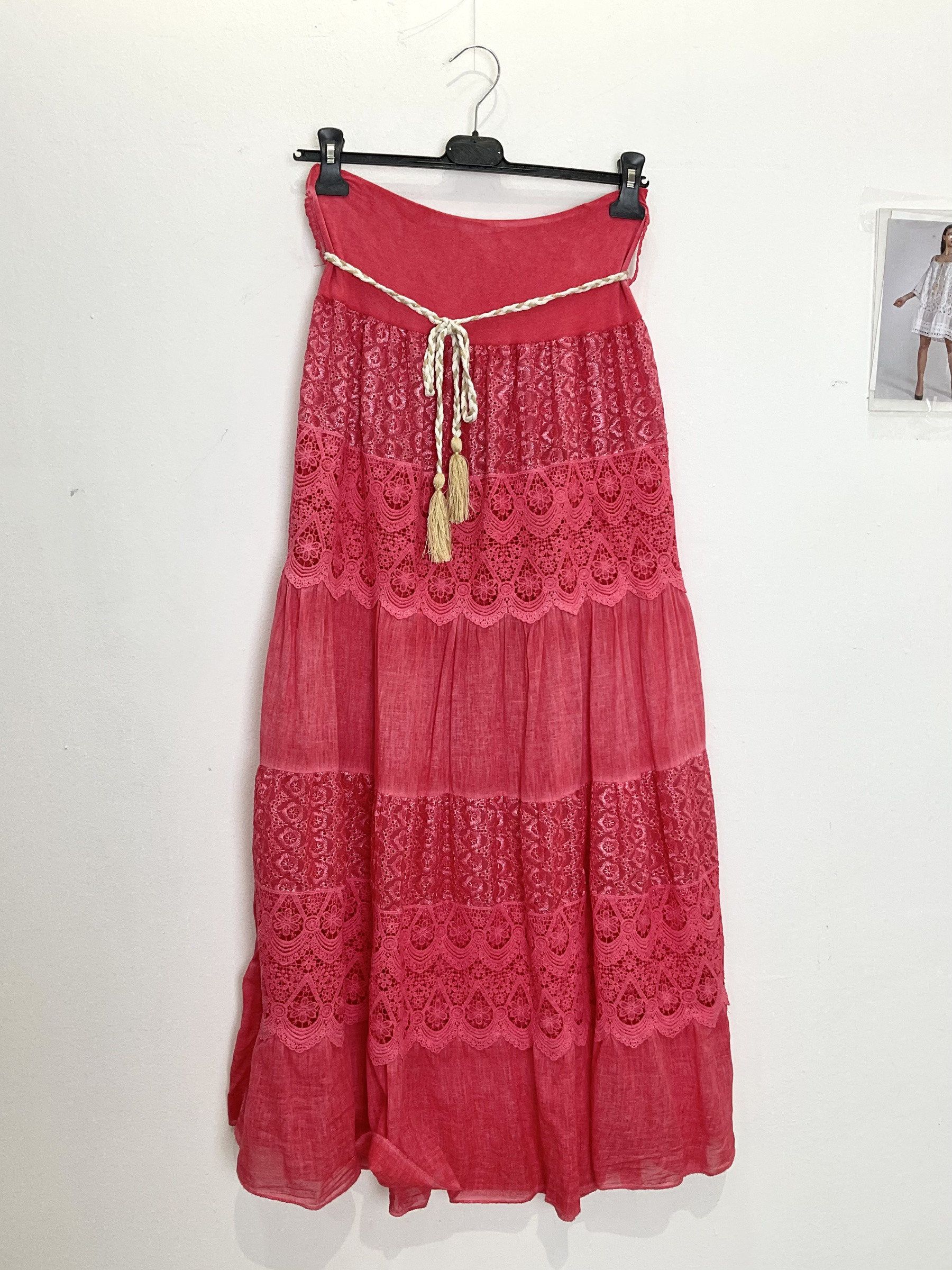 Wholesaler TDI FASHION - Yellow long women's skirt with decorative lace, ruffles, and tassel belt