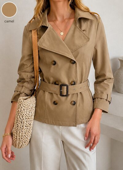 Großhändler TDI FASHION - Kurzer Damen Trenchcoat Doppelreiher mit Gürtel – Elegante Beige Jacke Großhändler TDI FASHION - Kurzer Damen Trenchcoat Doppelreiher mit Gürtel – Elegante Beige Jacke