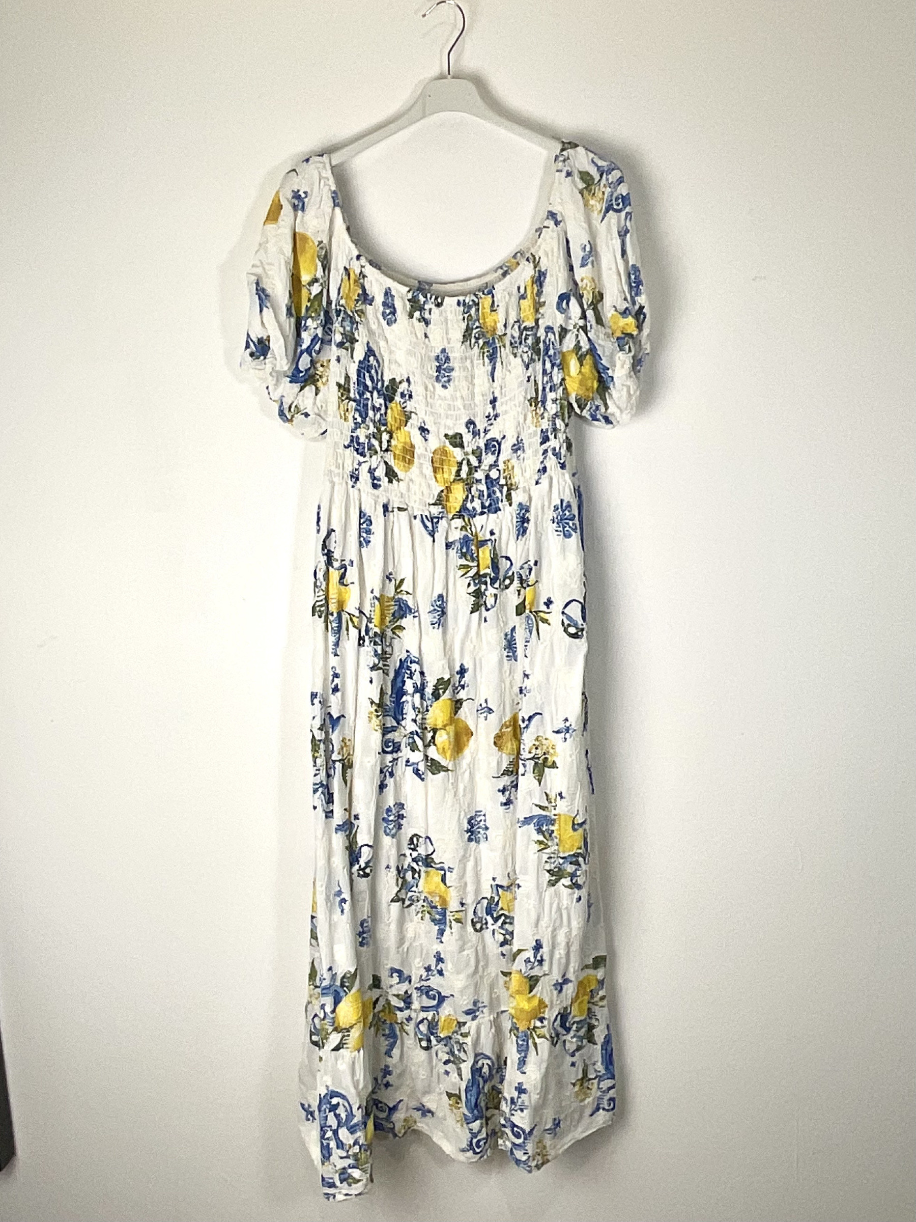 Mayorista TDI FASHION - Vestido largo de mujer azul con estampado floral y cítricos, corpiño elástico y mangas abullonadas