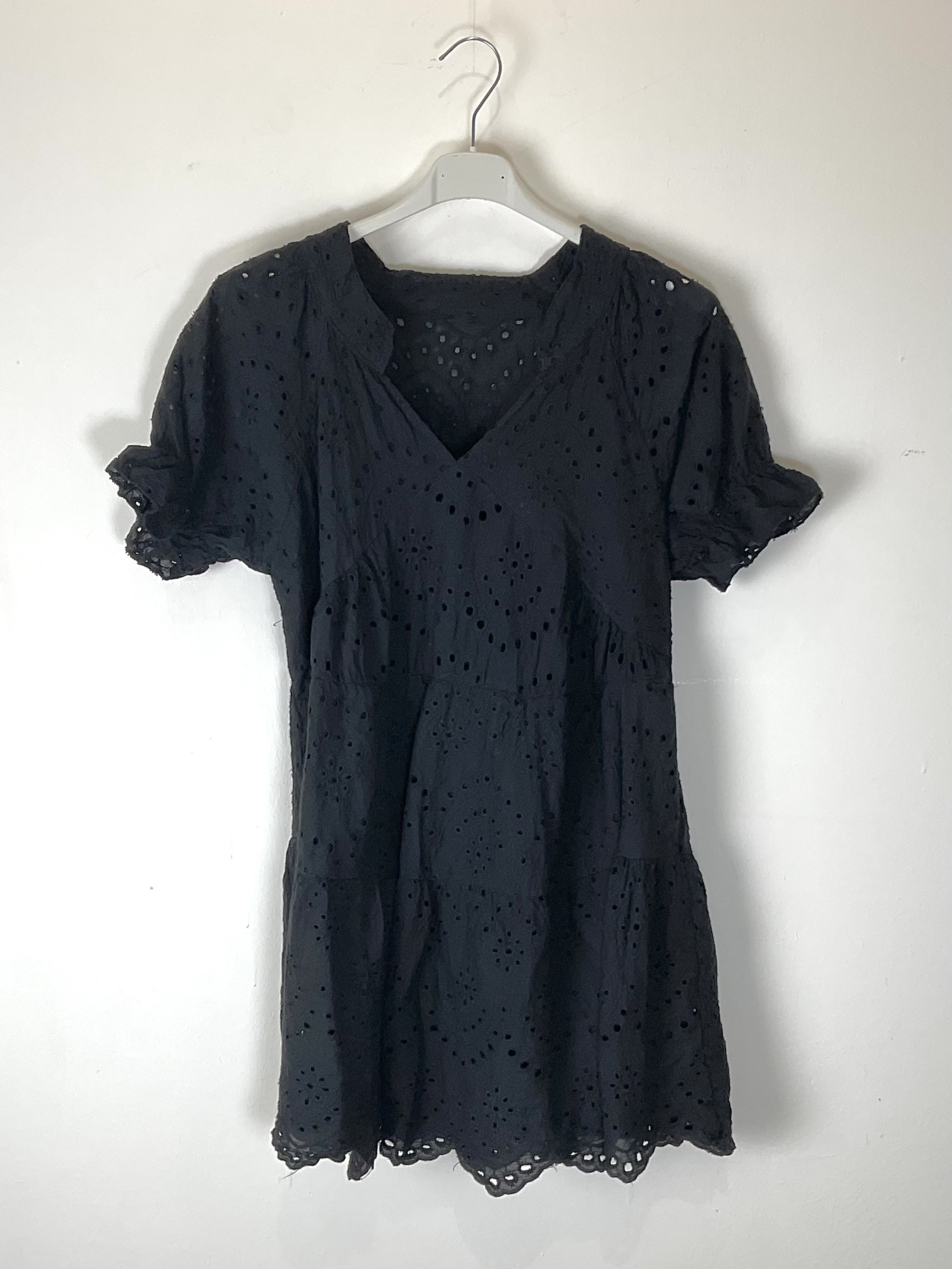 Wholesaler TDI FASHION - White women's dress in eyelet lace with V-neck and short sleeves