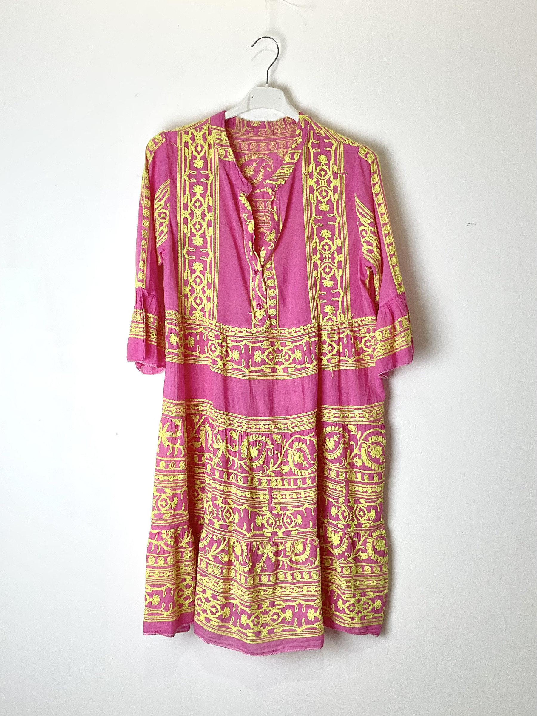Großhändler TDI FASHION - Kurzes korallenfarbenes Kleid mit gelben Stickereien