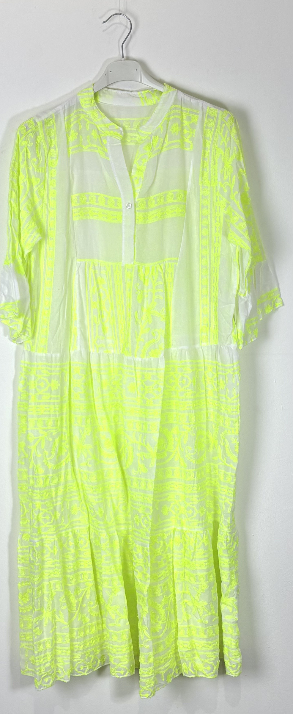 Grossista TDI FASHION - Abito midi con ricami geometrici fluo e balze