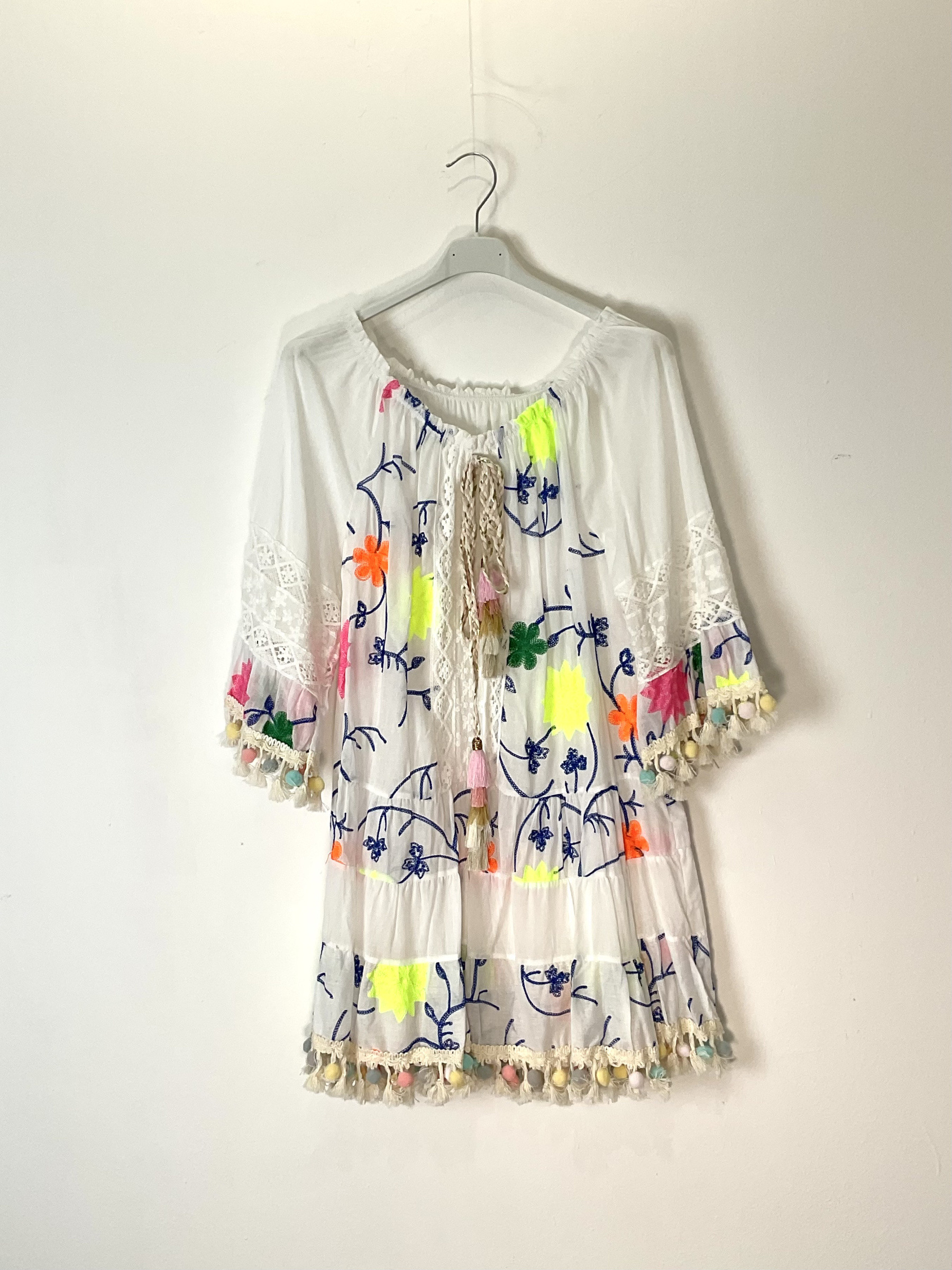 Grossista TDI FASHION - Abito corto boho bianco con ricami colorati