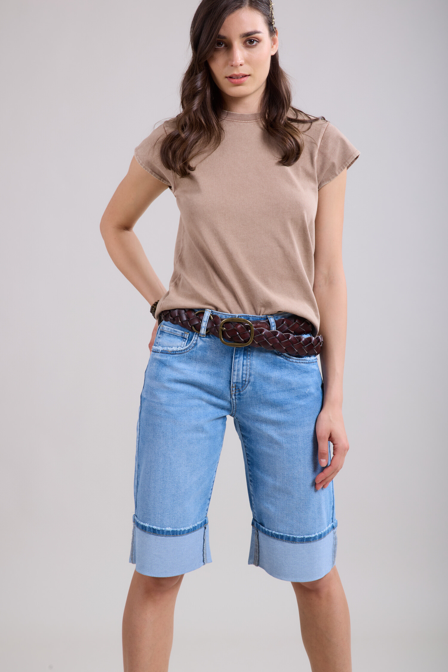 Un bermuda en denim classique et confortable, idéal pour un look casual et estival au quotidien.