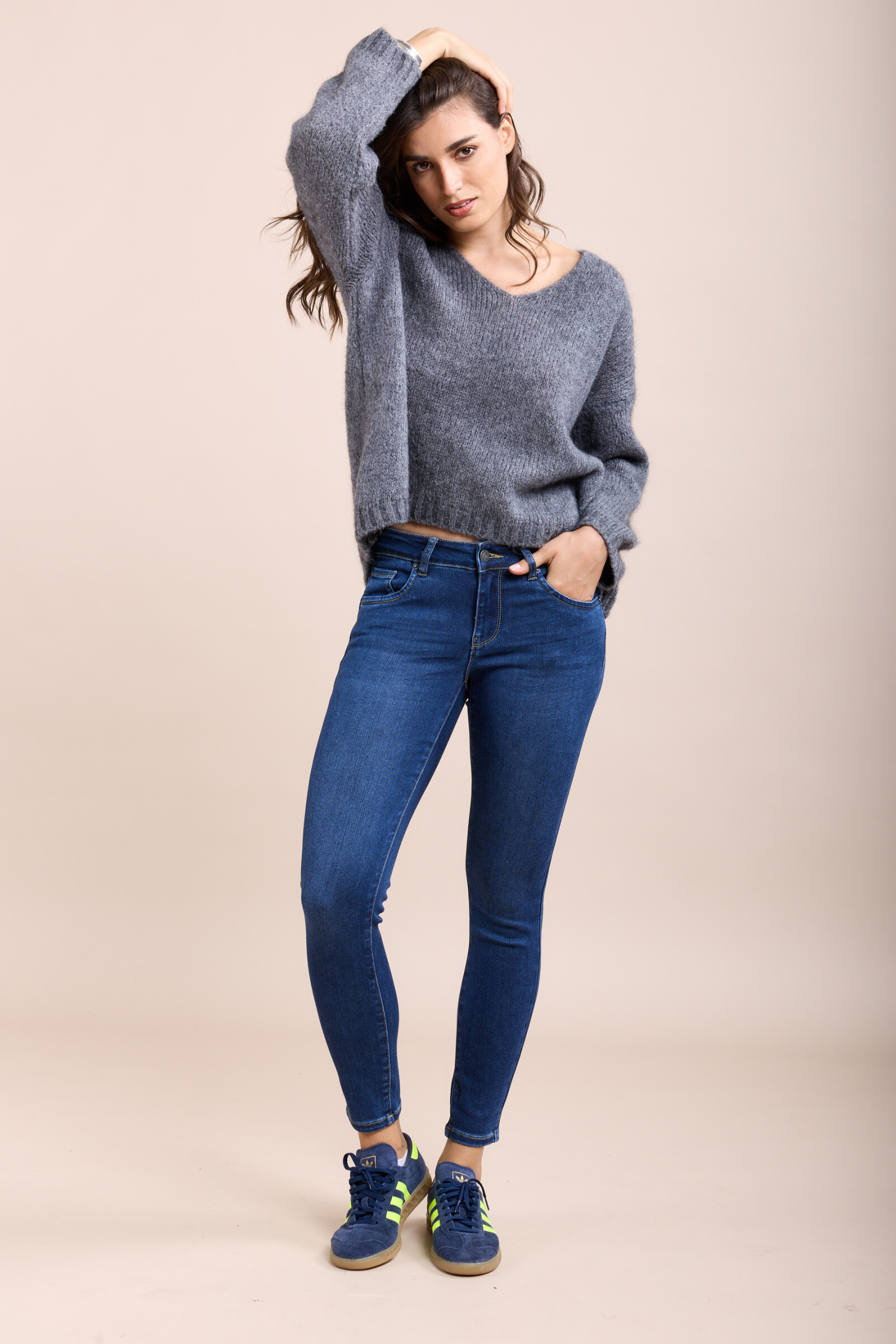 These jeans, crafted from a super stretchy and comfortable fabric, offer a slim fit and a zip closure. They stand out with their second-skin effect.