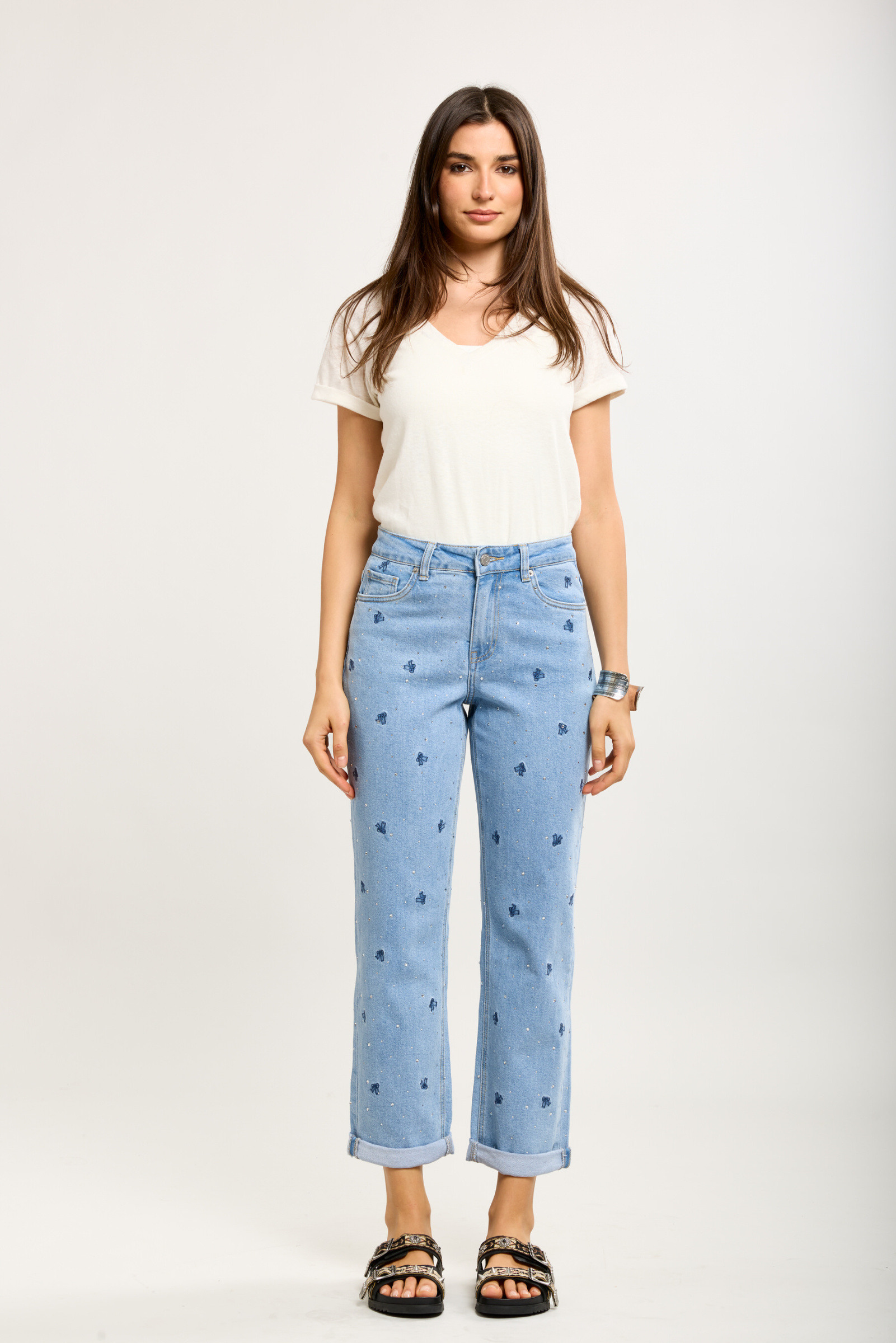 Mayorista Toxik3 - Toxik3 pantalón mom en denim elástico con strass y bordados de lazos