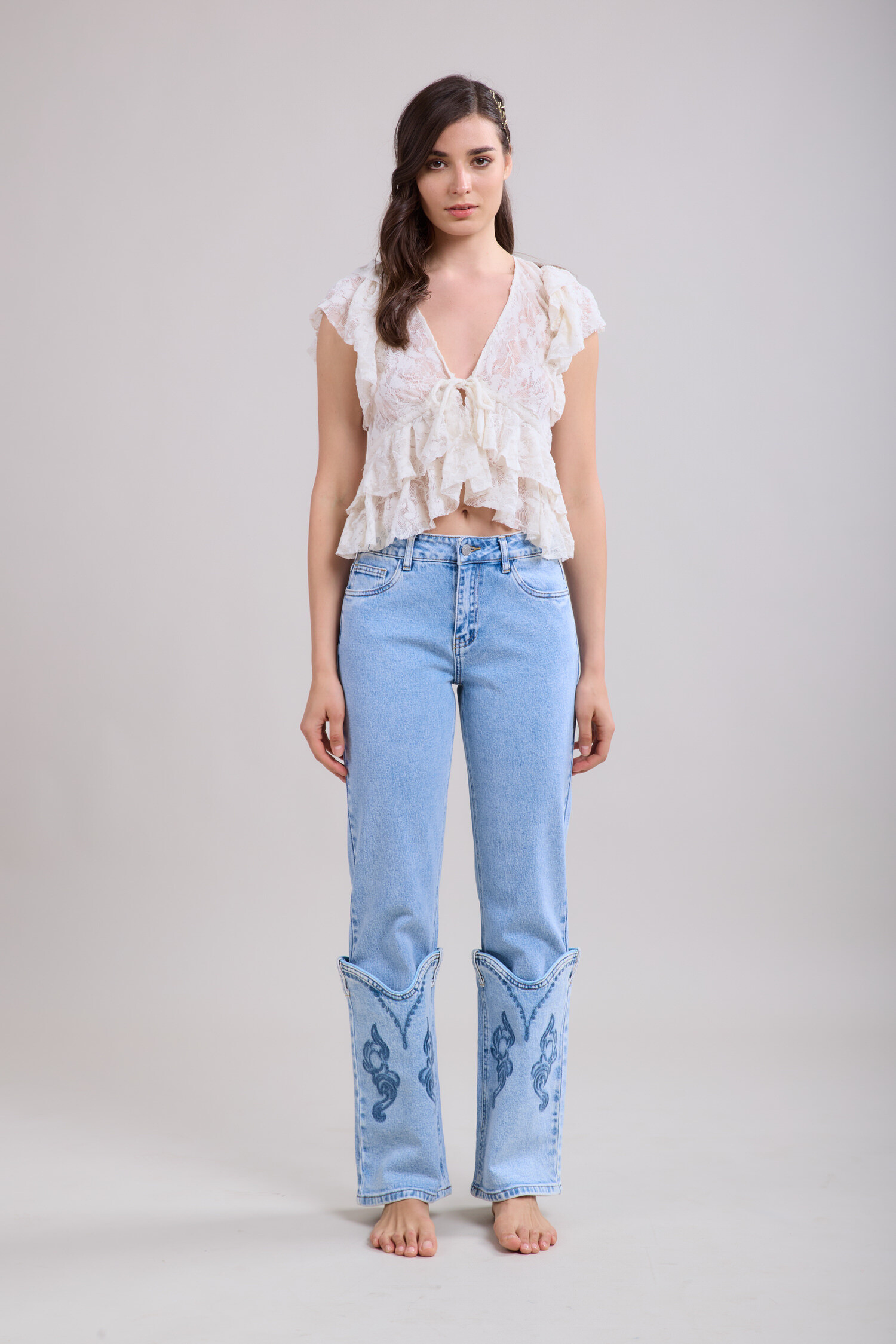 Un jean botte au design élégant, agrémenté de détails motifs subtils pour une touche originale et tendance.
