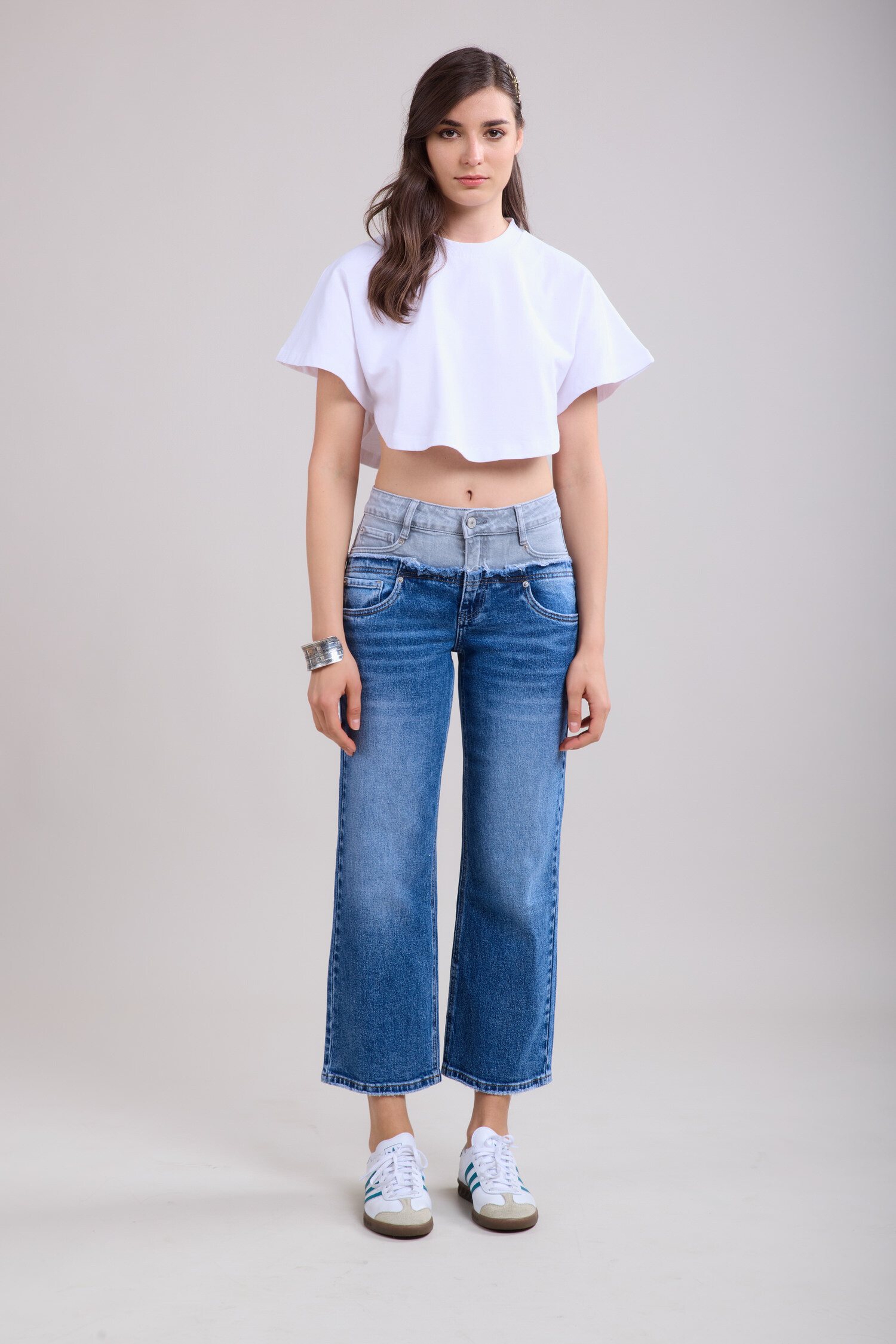 Un jean moderne à la coupe droite, avec un design bi-color unique pour un look audacieux et contemporain.