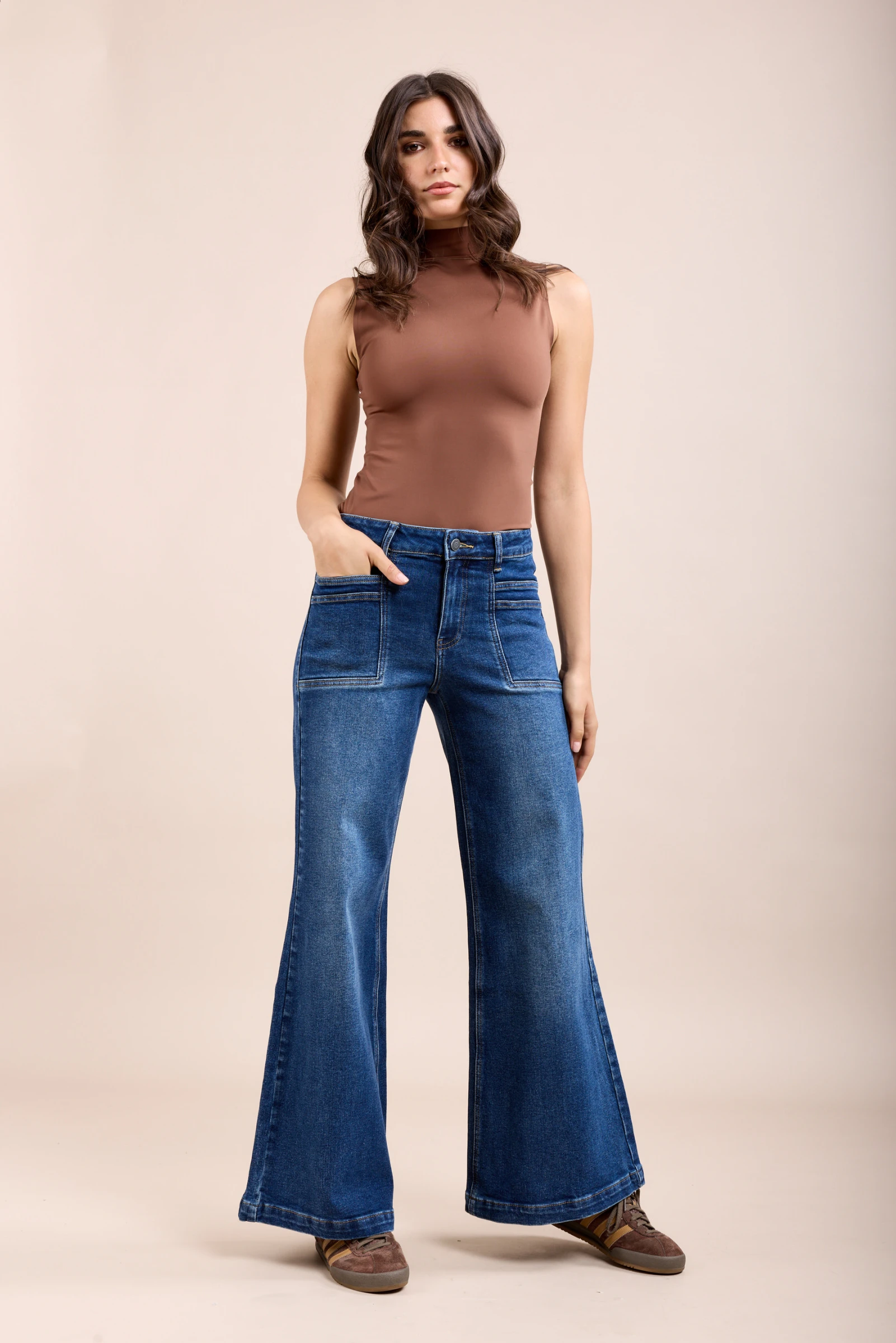 Ce jean confectionné dans un tissu stretch confortable propose une coupe de type wide et une fermeture par zip. Il se distingue par ses doubles coutures sur les poches avant.