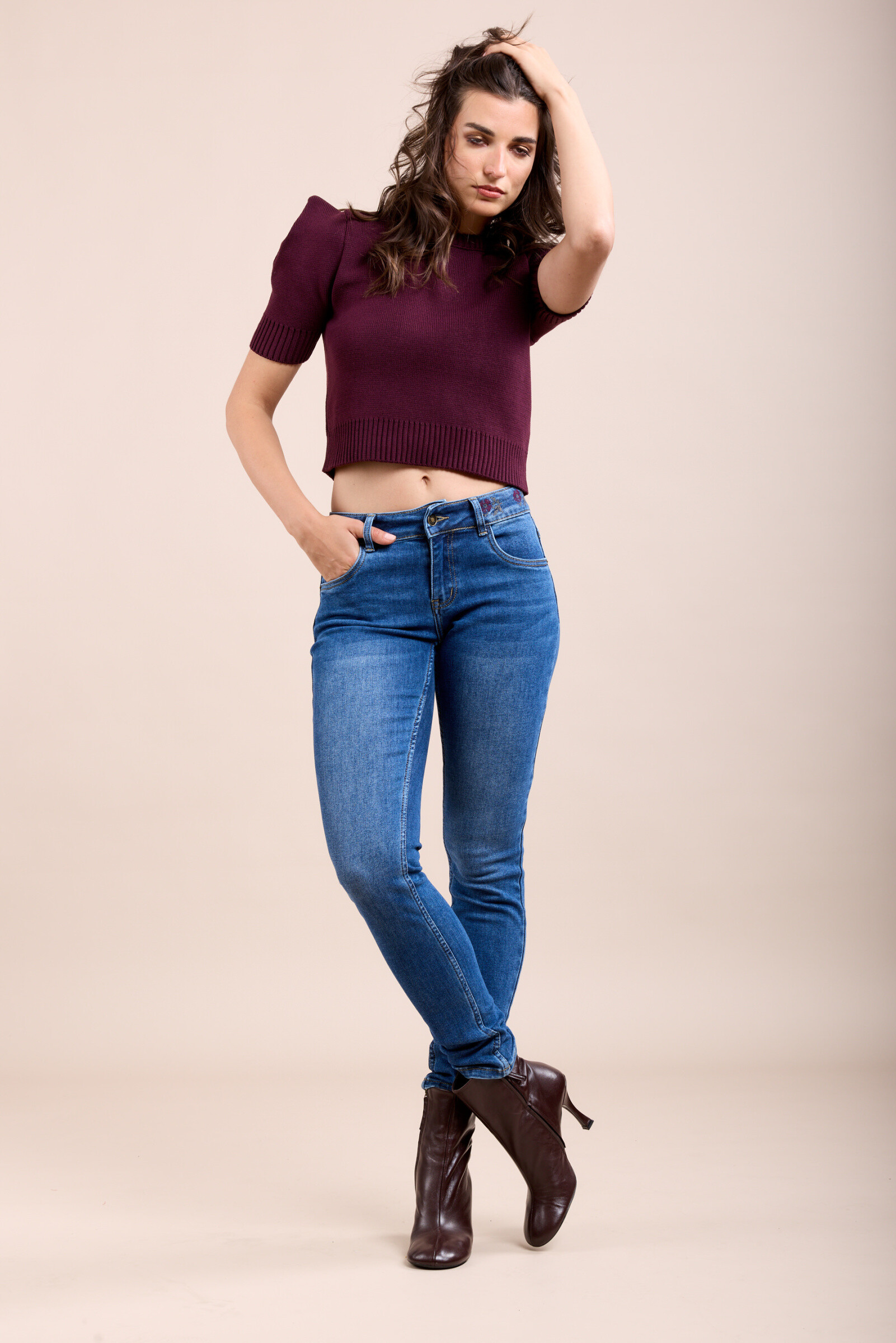 Ce jean confectionné dans un tissu stretch confortable propose une coupe de type slim et une fermeture par zip. Il se distingue par ses motifs en fleurs de roses au niveau de la ceinture du jean.