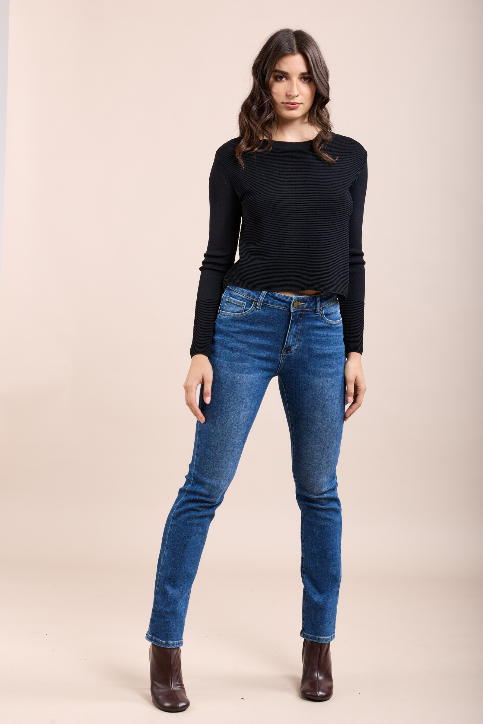 Ce jean confectionné dans un tissu stretch confortable propose une coupe de type slim et une fermeture par zip. Il est disponible en couleur bleu jean.