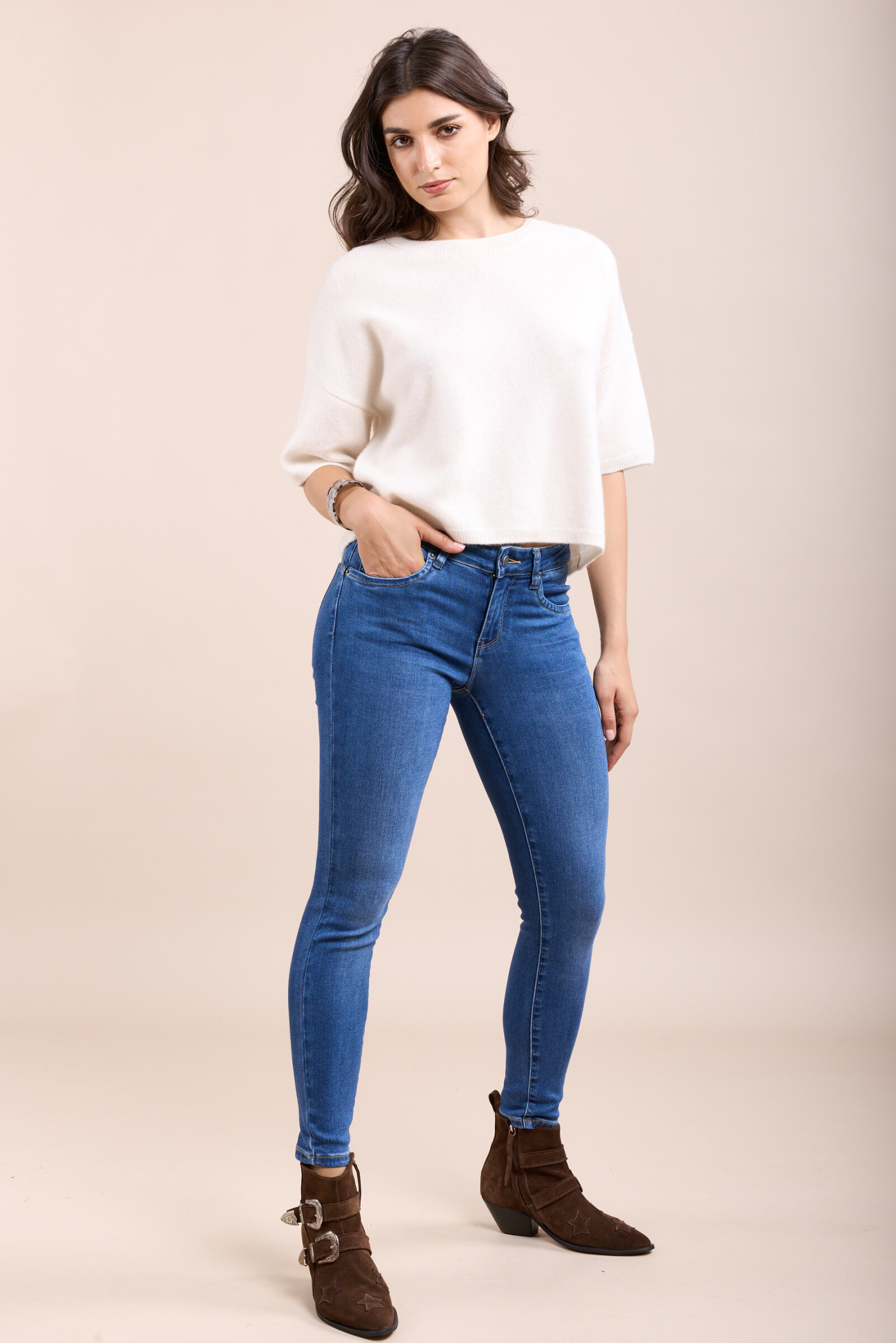 These jeans, crafted from a super stretchy and comfortable fabric, offer a slim fit and a zip closure. They stand out for their second-skin effect.